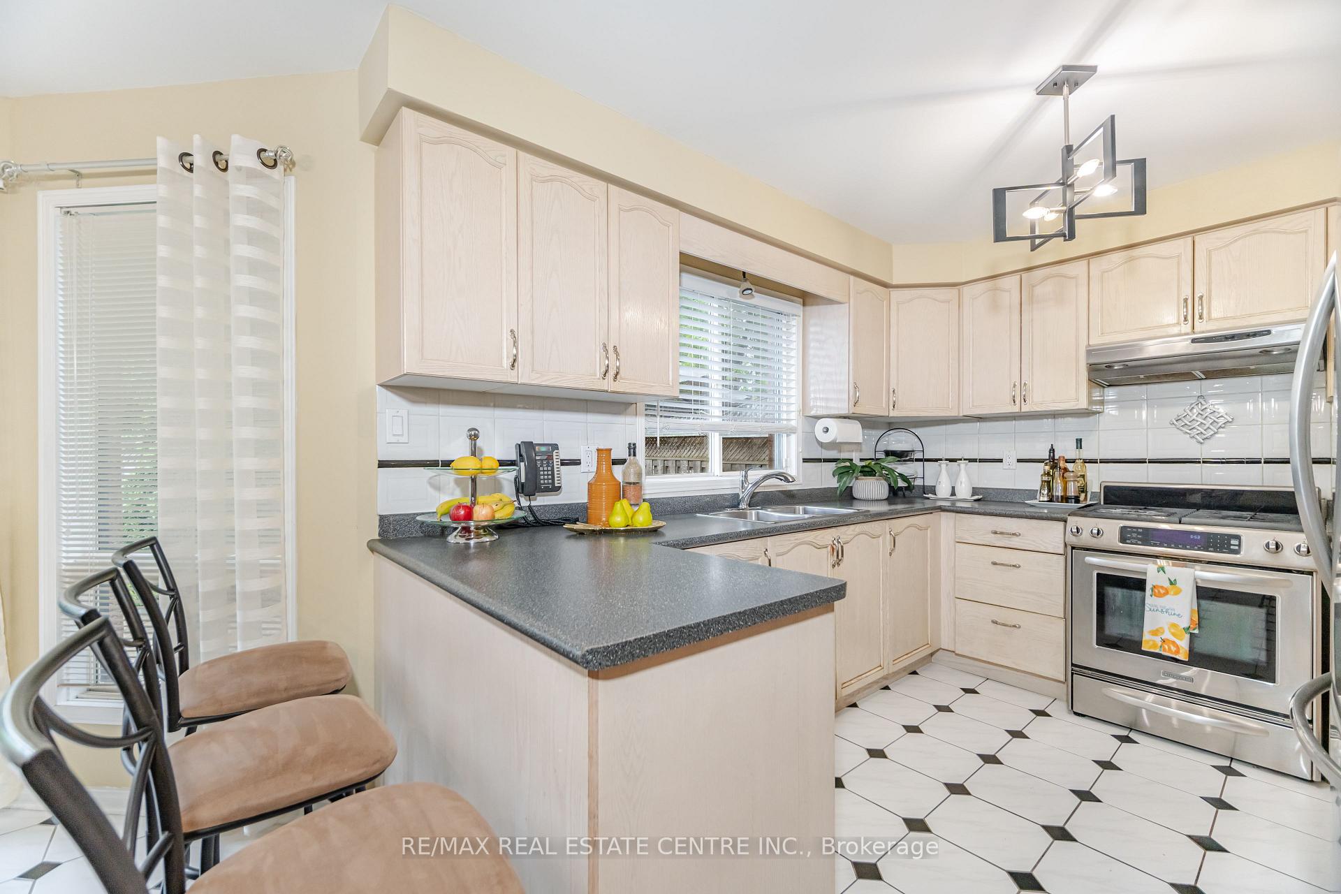 Photo 14 of 126 Eagleridge Drive, Brampton, Sandringham-Wellington — HOMEH