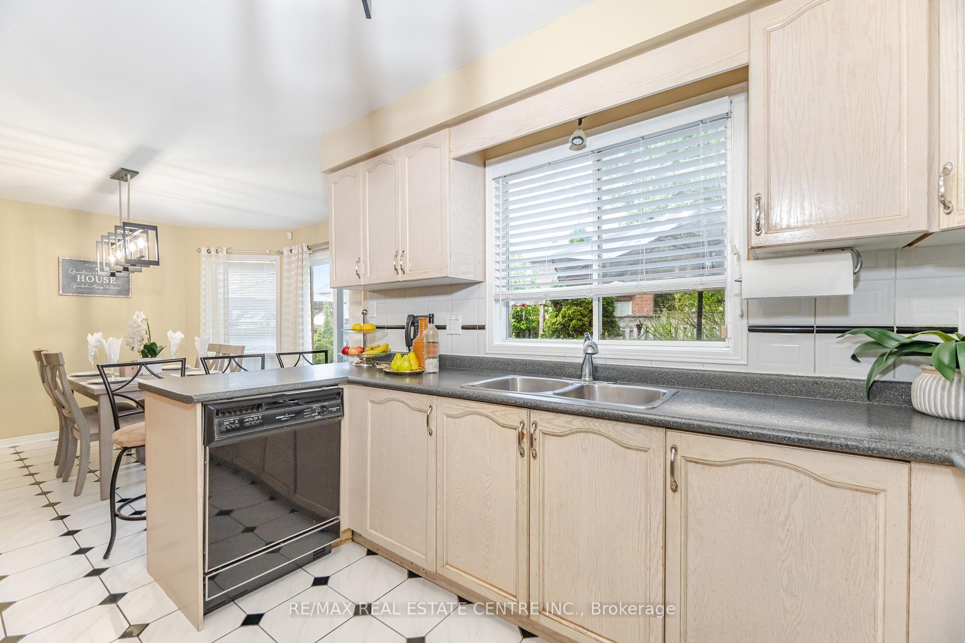 Photo 15 of 126 Eagleridge Drive, Brampton, Sandringham-Wellington — HOMEH