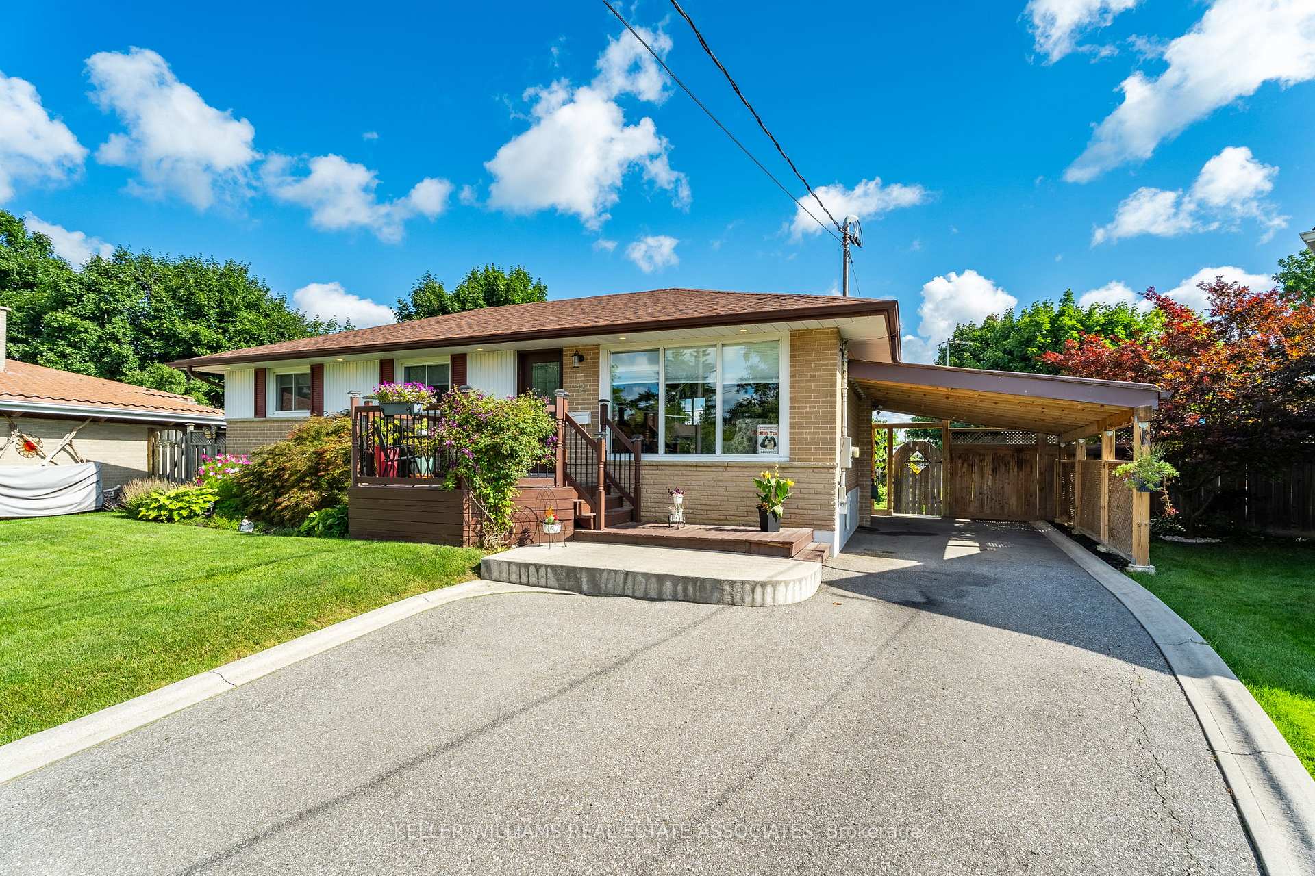 Photo 2 of 14 Moultrey Crescent, Halton Hills, Georgetown — HOMEH