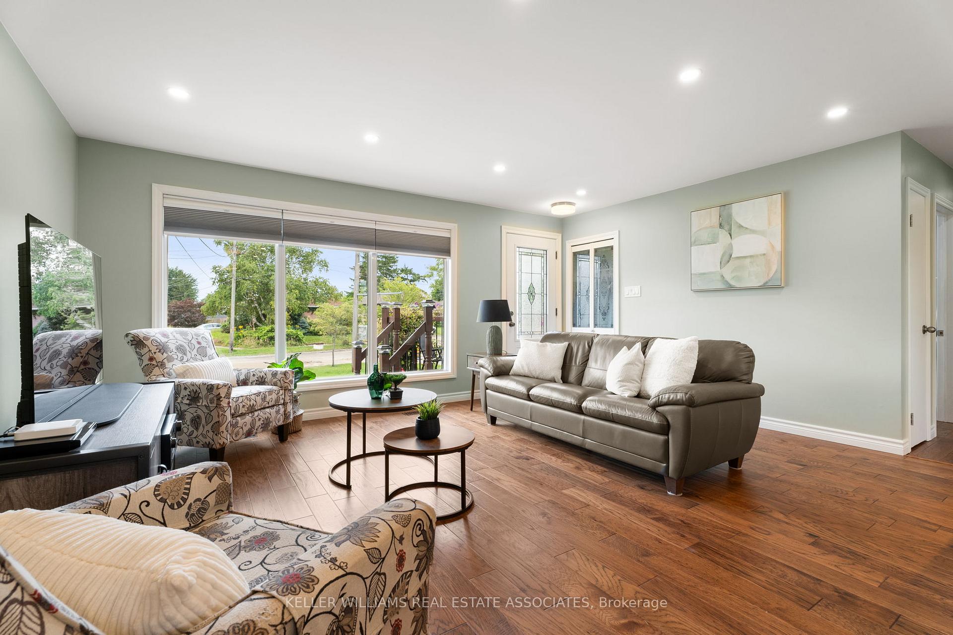 Photo 5 of 14 Moultrey Crescent, Halton Hills, Georgetown — HOMEH