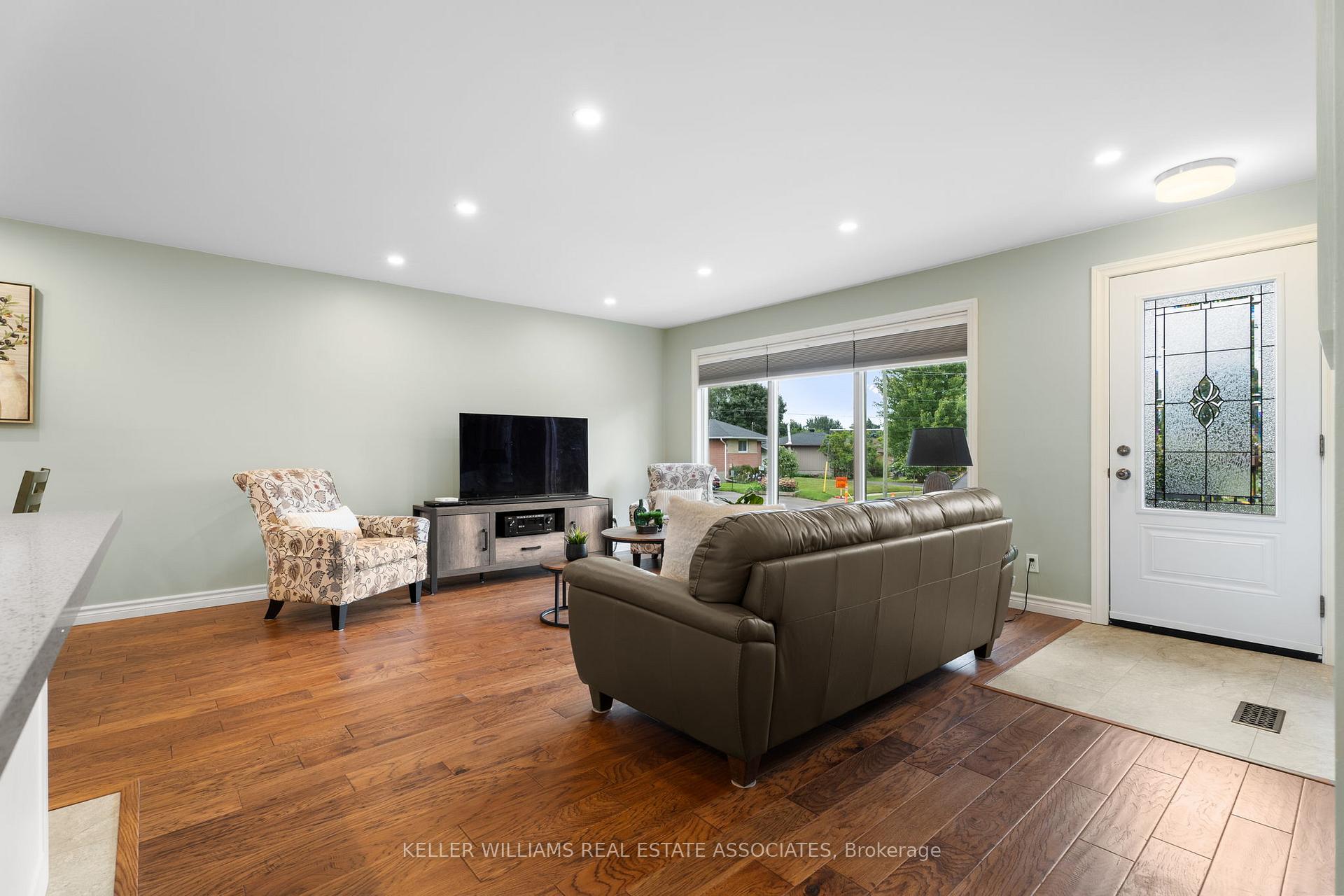 Photo 7 of 14 Moultrey Crescent, Halton Hills, Georgetown — HOMEH