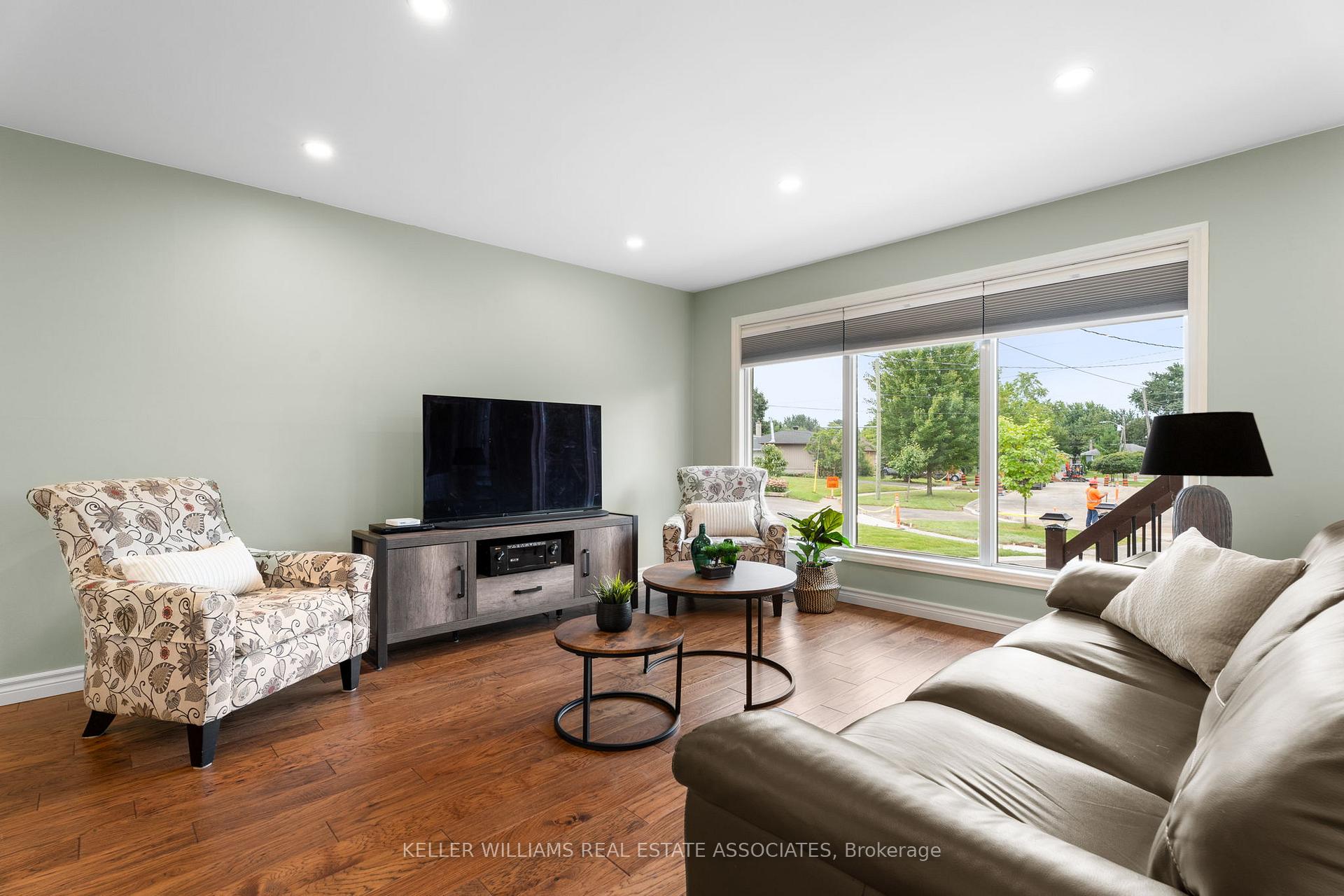 Photo 8 of 14 Moultrey Crescent, Halton Hills, Georgetown — HOMEH