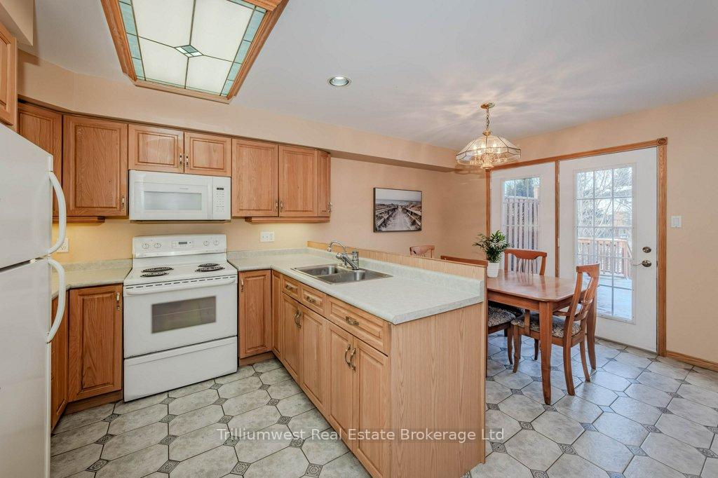 Photo 10 of 32 Camm Crescent, Guelph, Pineridge/Westminster Woods — HOMEH