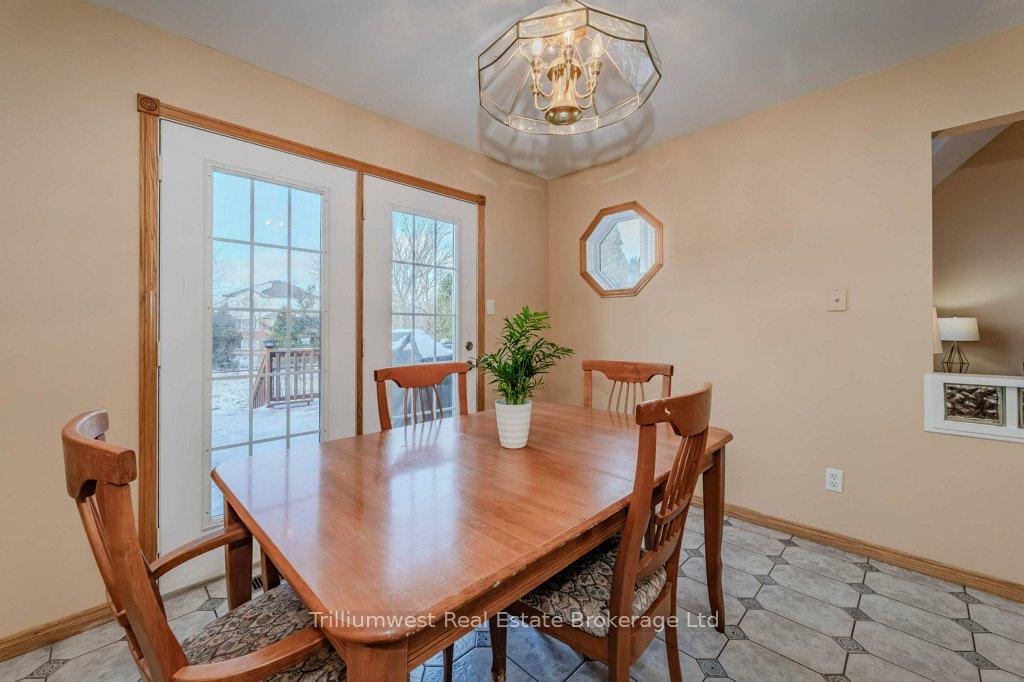 Photo 12 of 32 Camm Crescent, Guelph, Pineridge/Westminster Woods — HOMEH