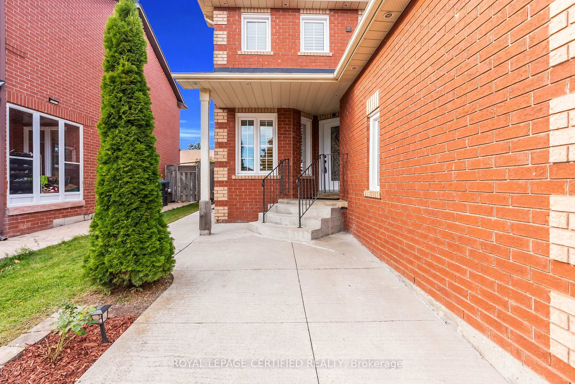 Photo 5 of 61 Cranberry Crescent, Brampton, Fletcher's Creek South — HOMEH