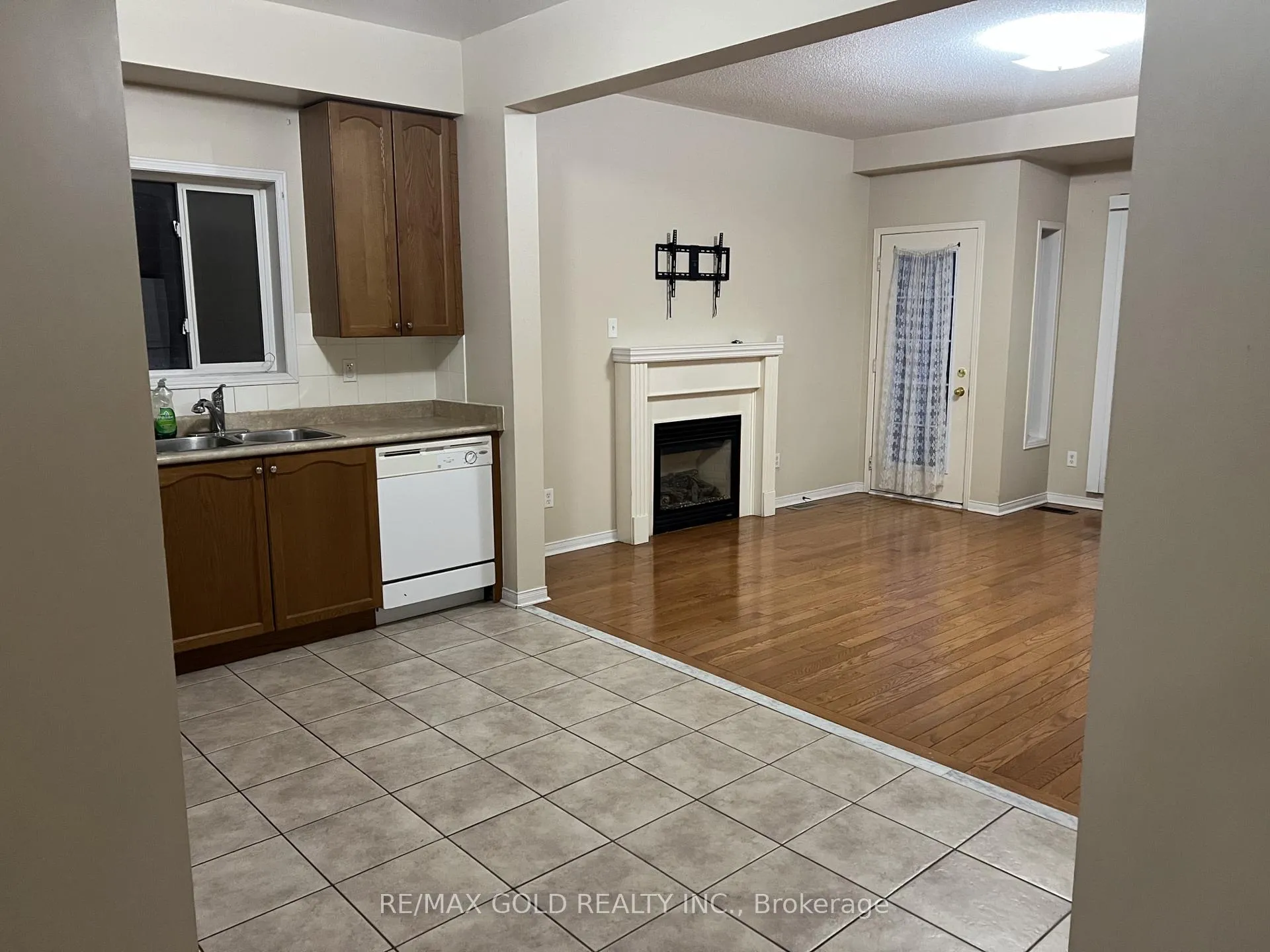 Photo 8 of Unit Upper, 138 Degrassi Cove Circle, Brampton, Credit Valley — HOMEH