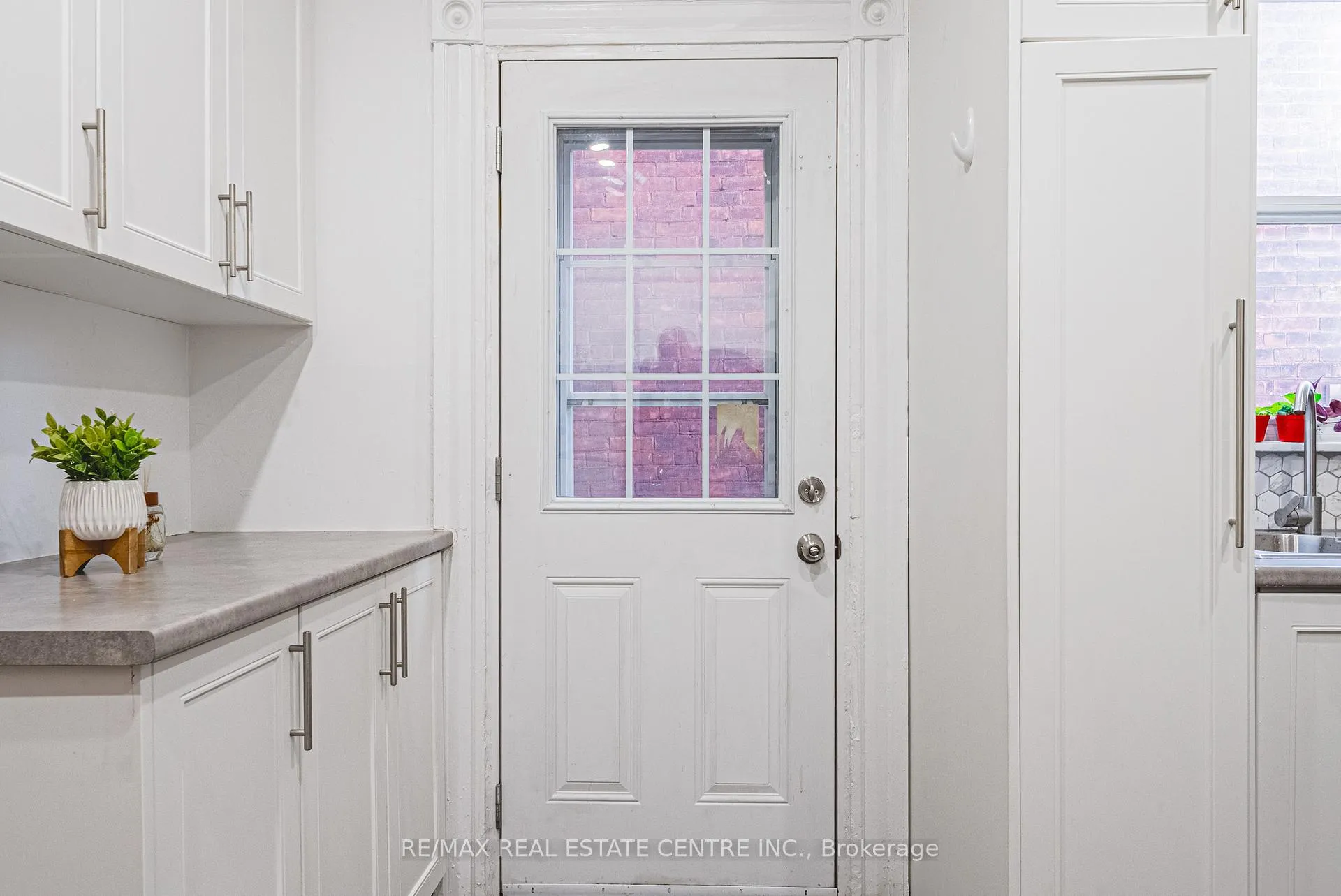 Photo 10 of 215 Mary Street, Hamilton, Beasley — HOMEH