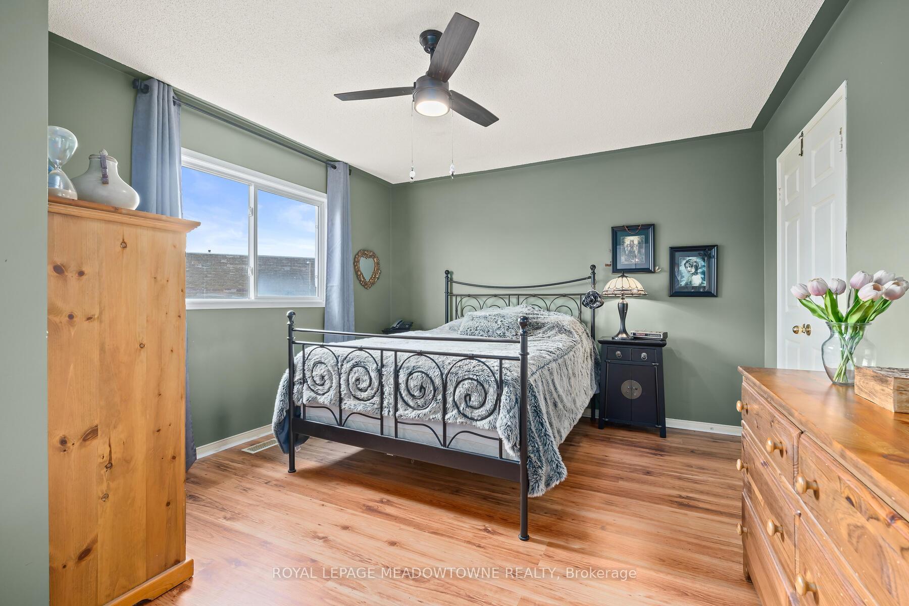 Photo 23 of 17 Emslie Street, Halton Hills, Georgetown — HOMEH