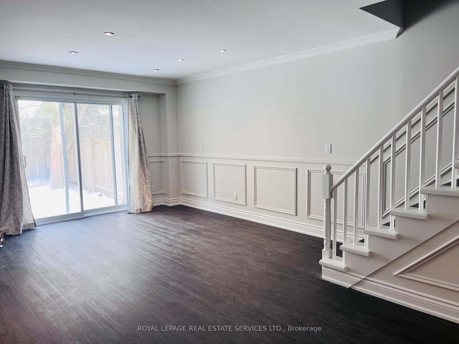 Photo 3 of 1035 Elizabeth Place, Oakville, Falgarwood — HOMEH