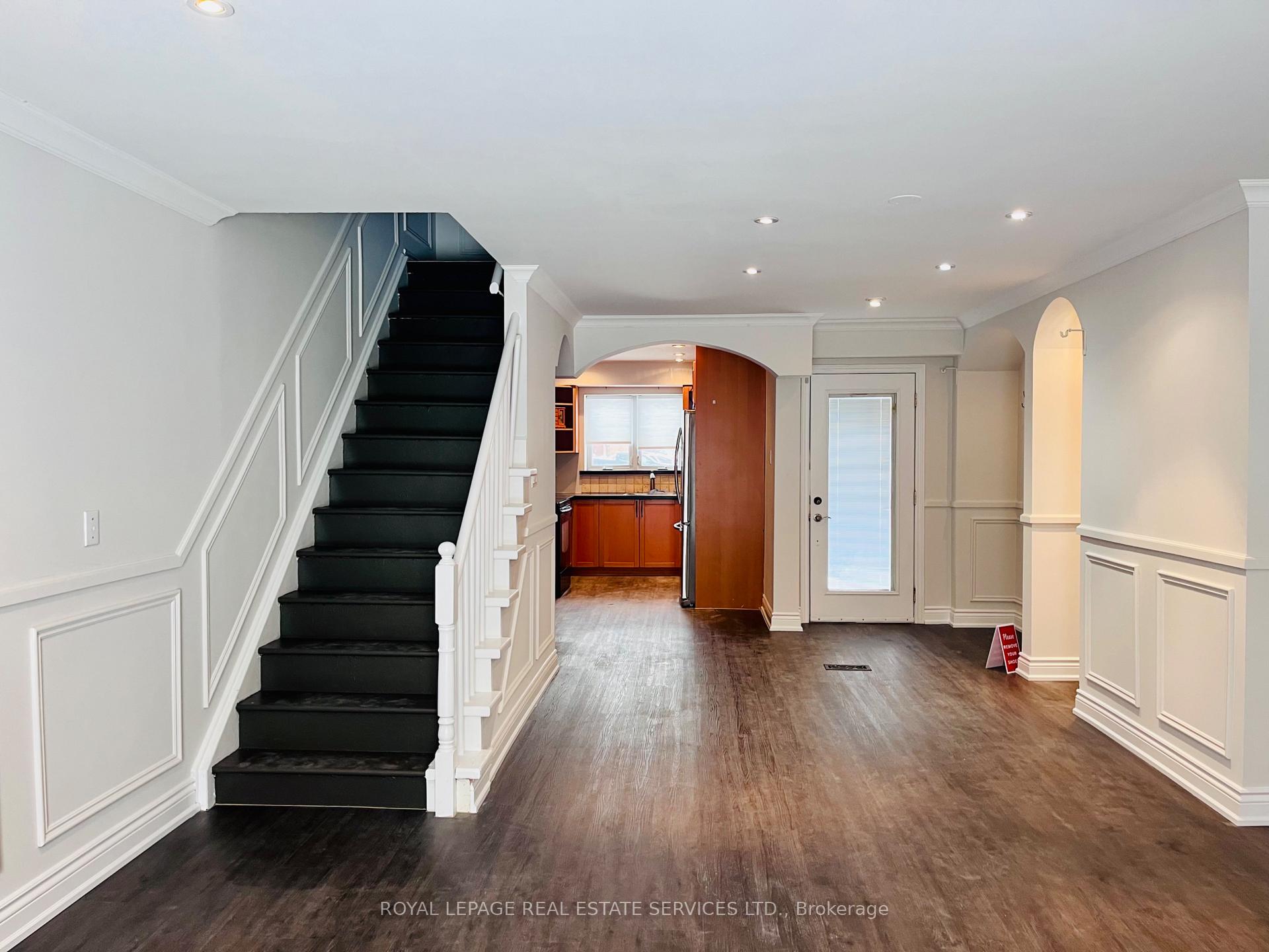 Photo 4 of 1035 Elizabeth Place, Oakville, Falgarwood — HOMEH