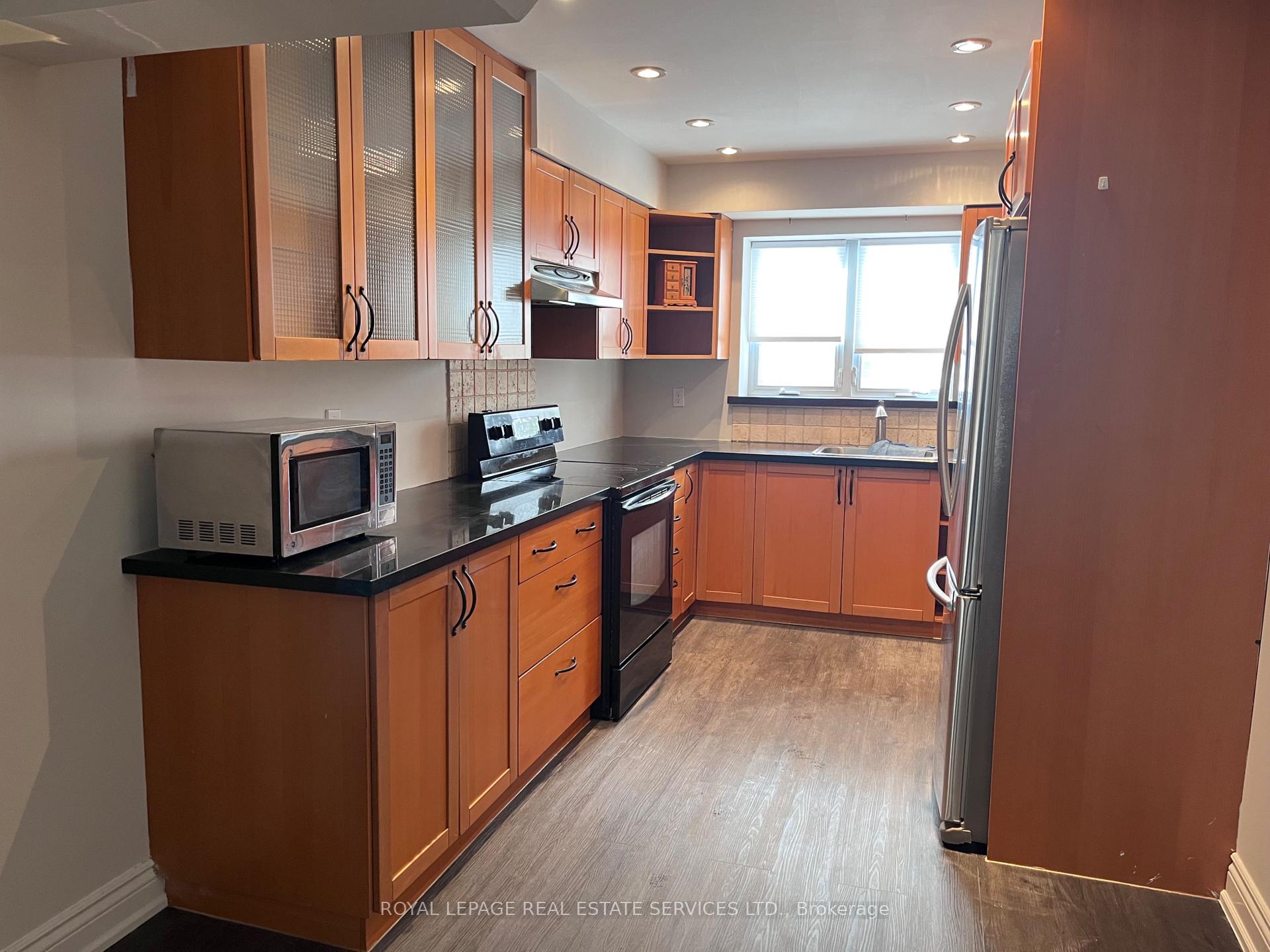 Photo 5 of 1035 Elizabeth Place, Oakville, Falgarwood — HOMEH