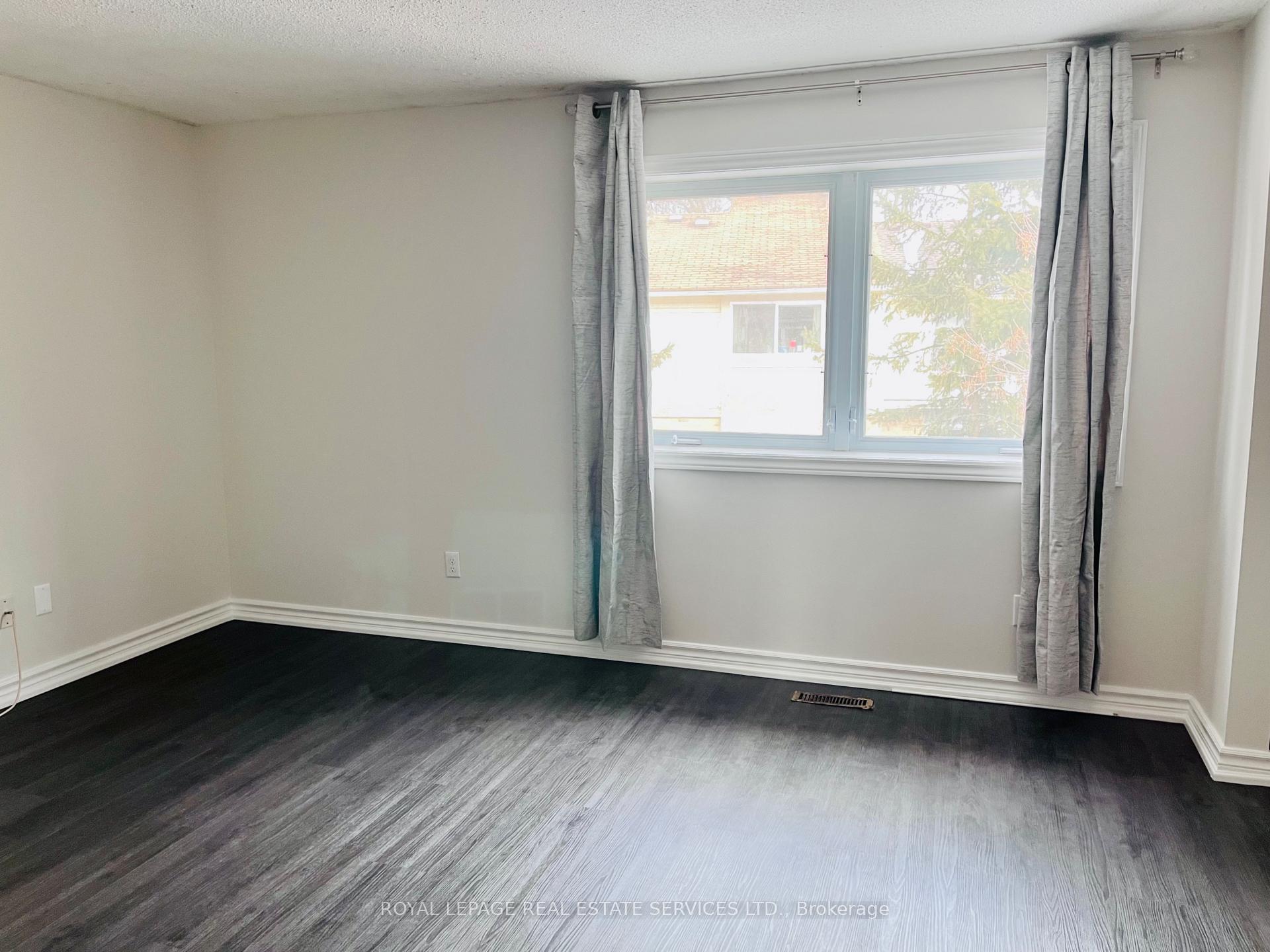 Photo 6 of 1035 Elizabeth Place, Oakville, Falgarwood — HOMEH