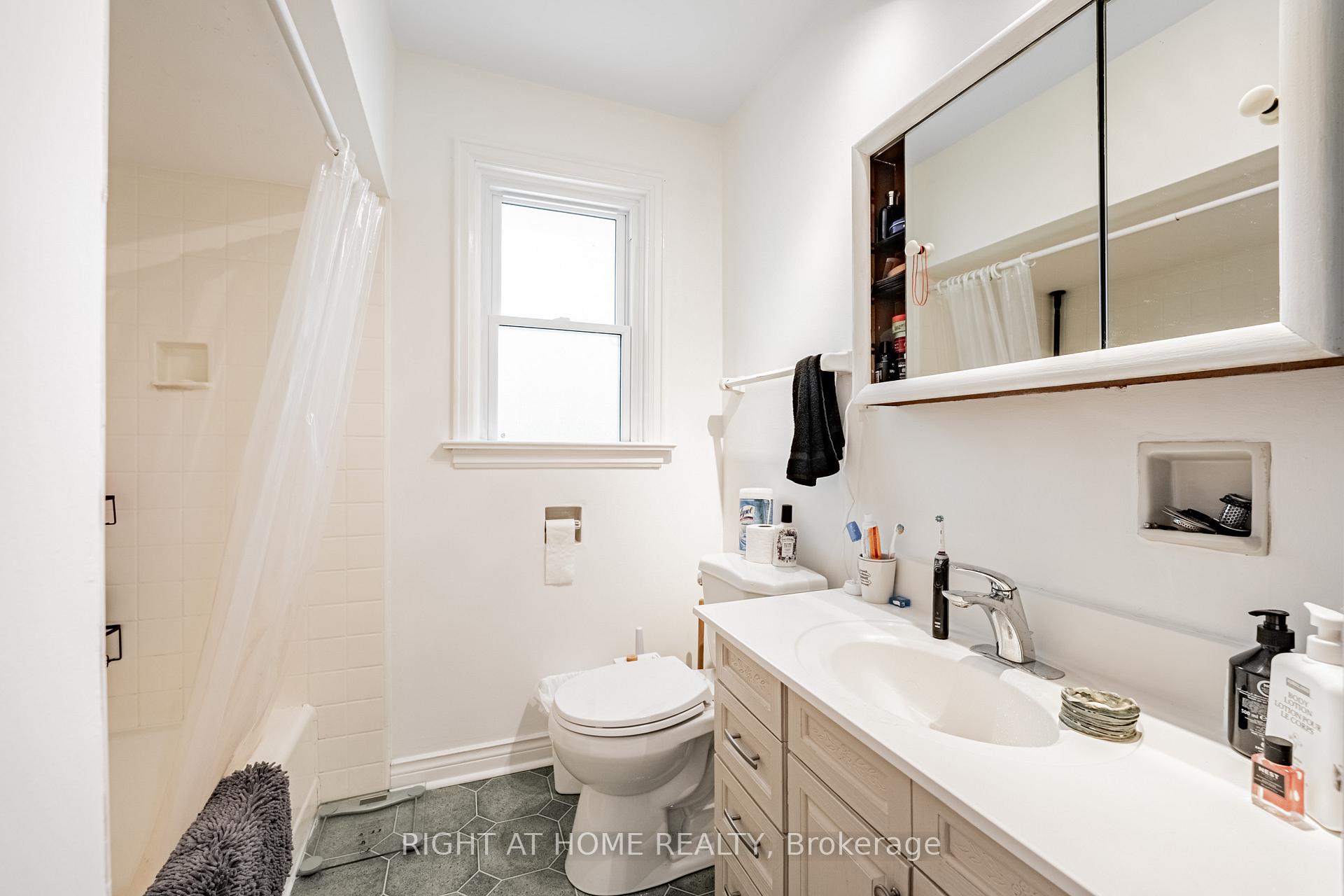 Photo 12 of 194 Cline Avenue S, Hamilton, Ainslie Wood — HOMEH