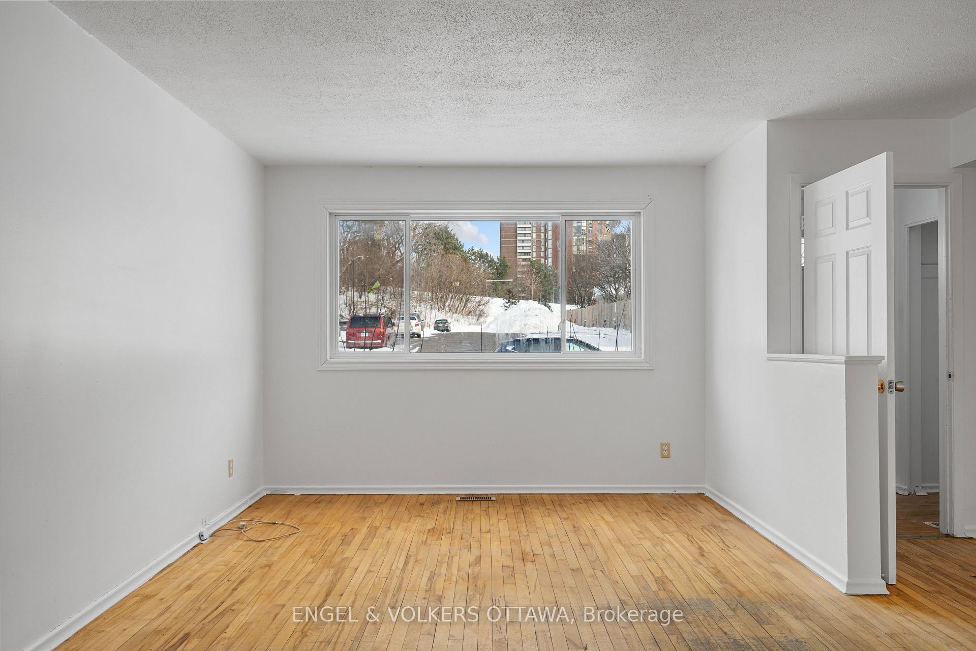 Photo 3 of 820 Grenon Avenue, Ottawa, Britannia Heights — HOMEH