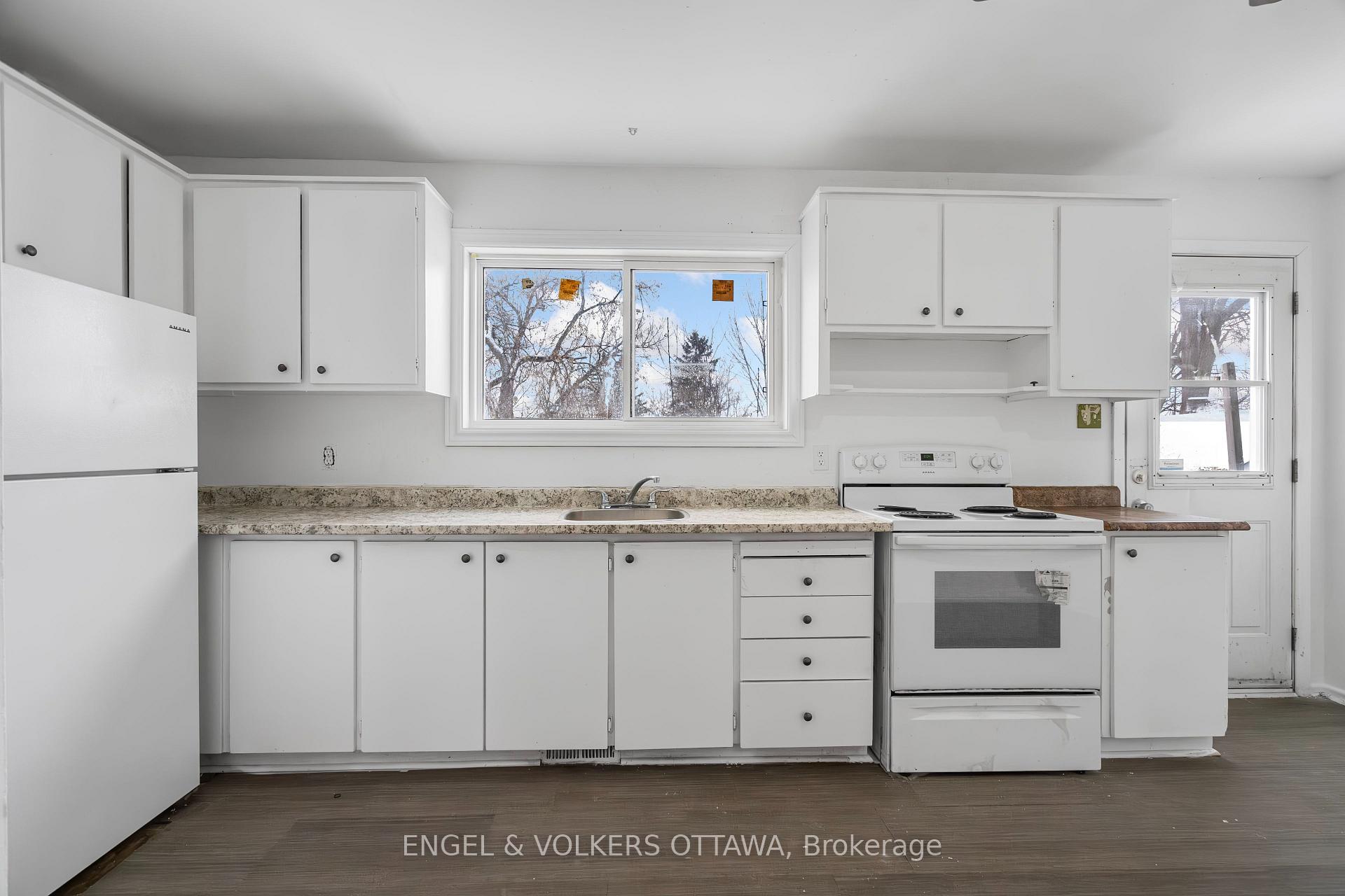 Photo 7 of 820 Grenon Avenue, Ottawa, Britannia Heights — HOMEH