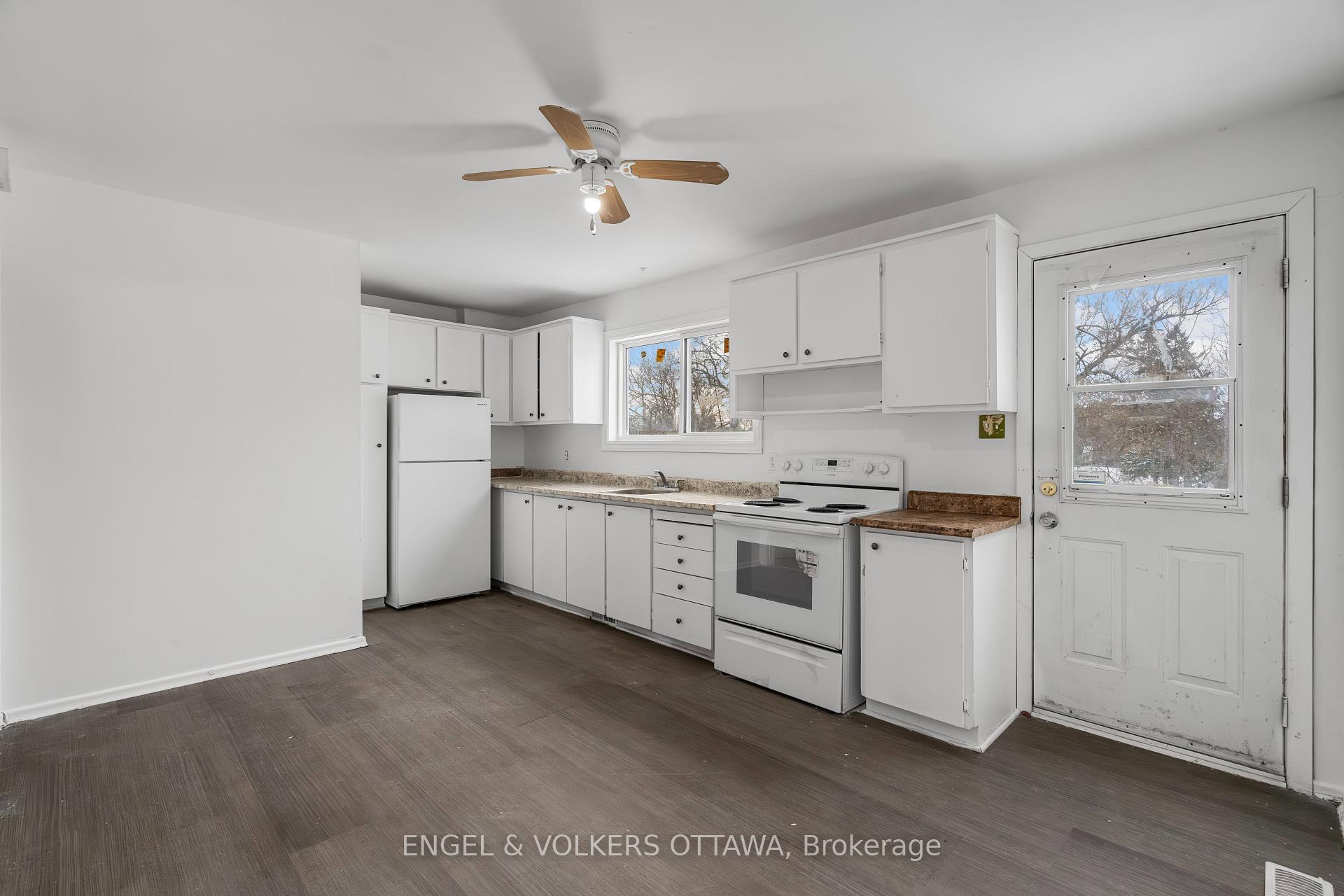Photo 6 of 820 Grenon Avenue, Ottawa, Britannia Heights — HOMEH