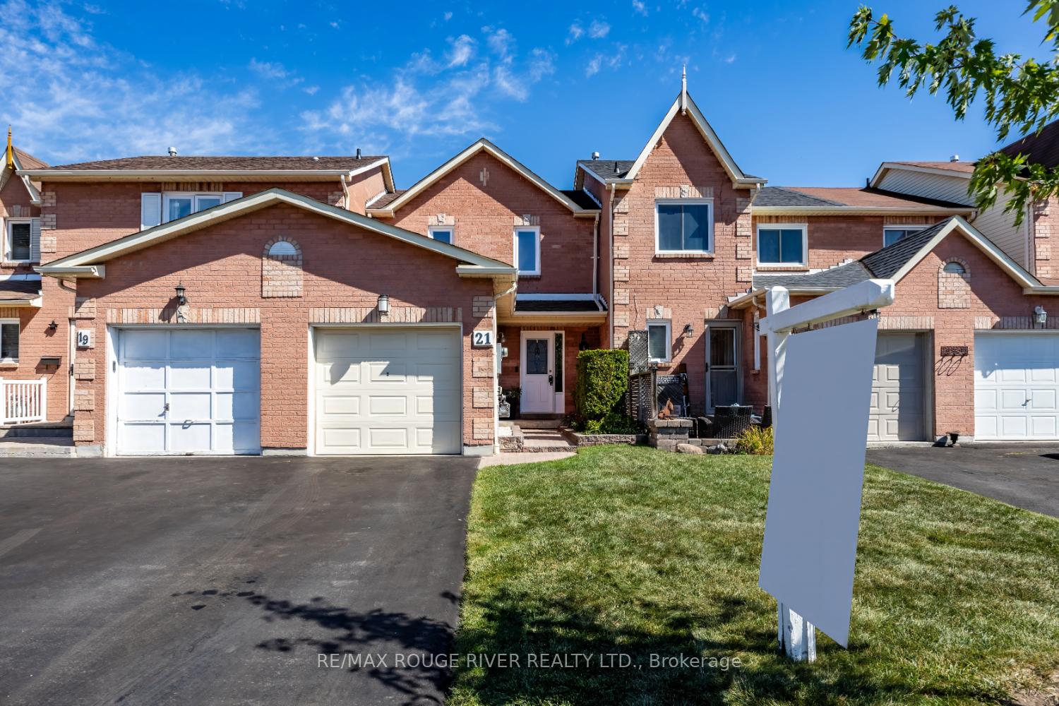 Photo 4 of 21 Raine Drive, Ajax, Central — HOMEH