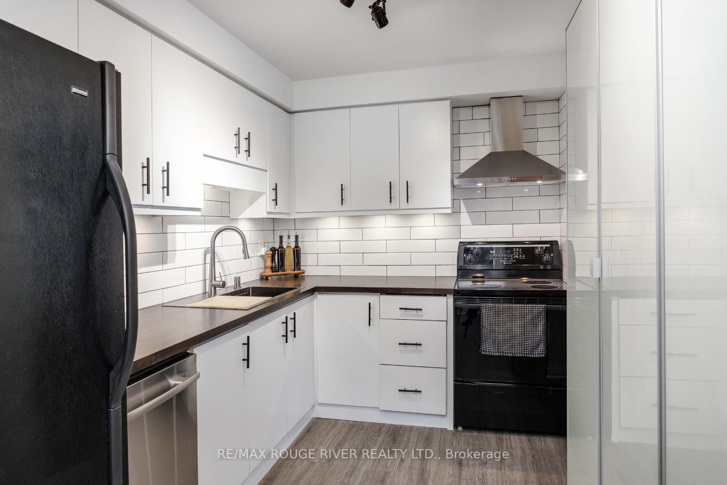 Photo 7 of 21 Raine Drive, Ajax, Central — HOMEH