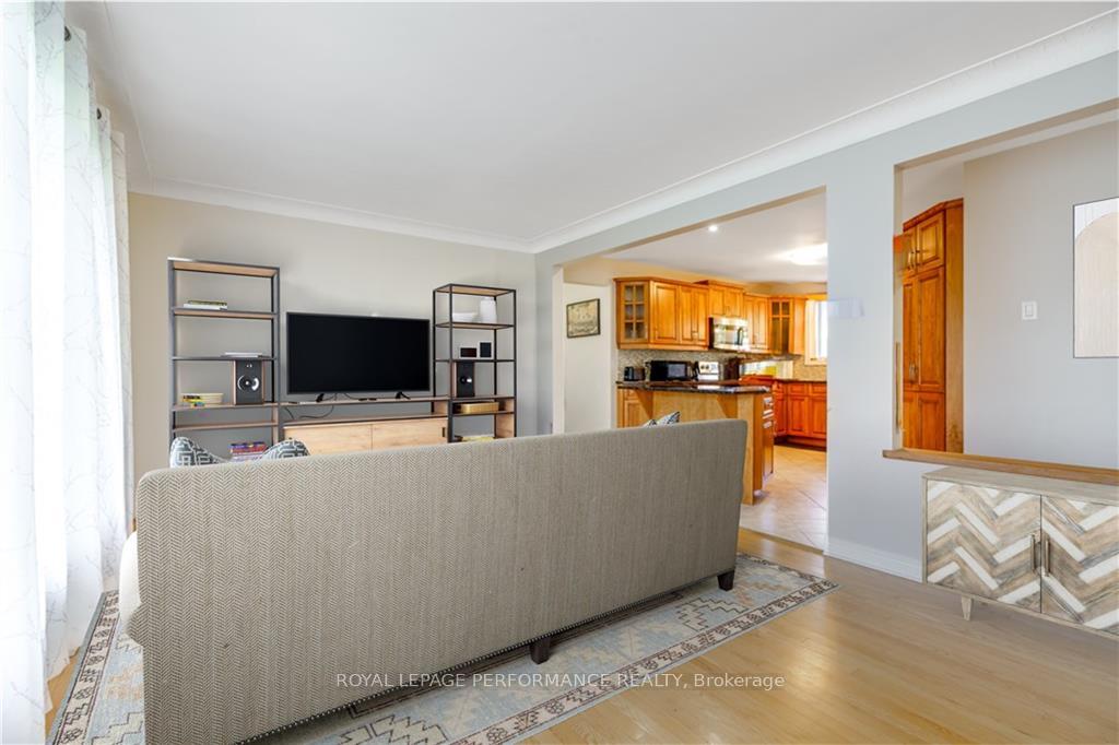 Photo 7 of 1405 Leonard Avenue, Cornwall — HOMEH