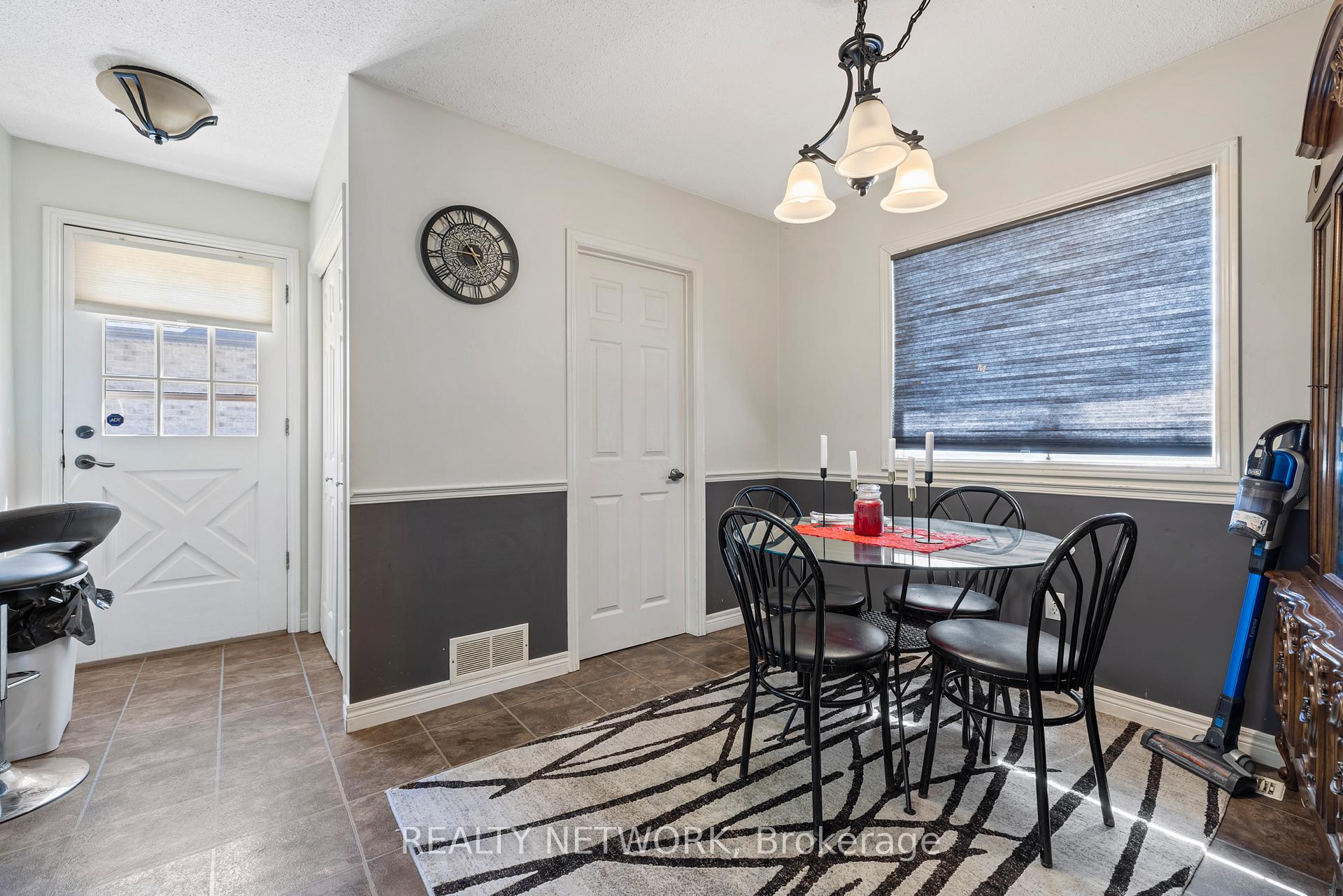 Photo 31 of 210 Valleyview Drive, Hamilton, Ancaster — HOMEH