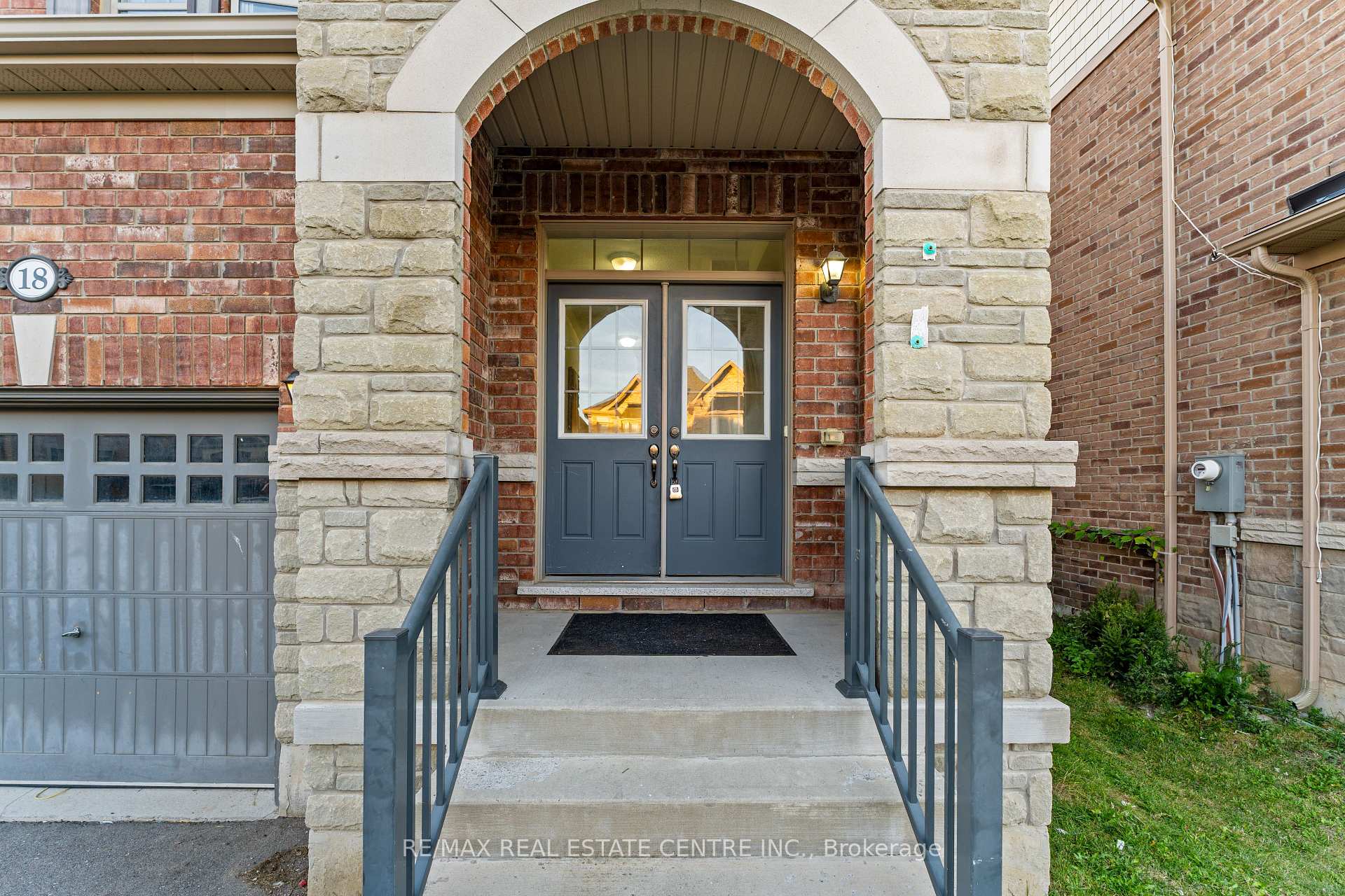 Photo 3 of 18 Hogan Manor Drive, Brampton, Northwest Brampton — HOMEH