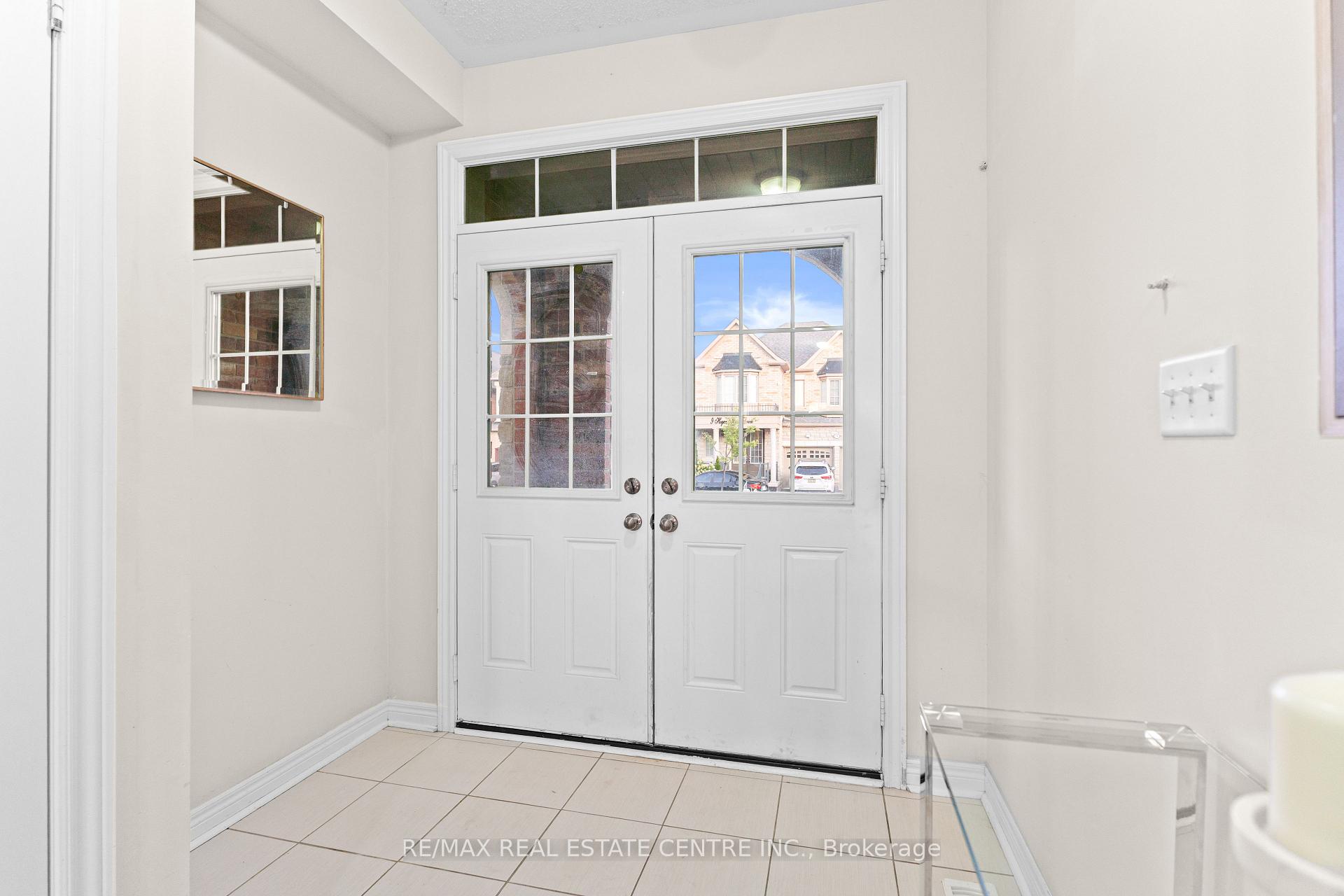 Photo 4 of 18 Hogan Manor Drive, Brampton, Northwest Brampton — HOMEH