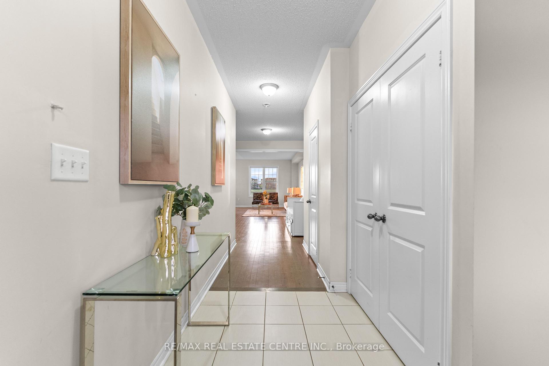 Photo 5 of 18 Hogan Manor Drive, Brampton, Northwest Brampton — HOMEH