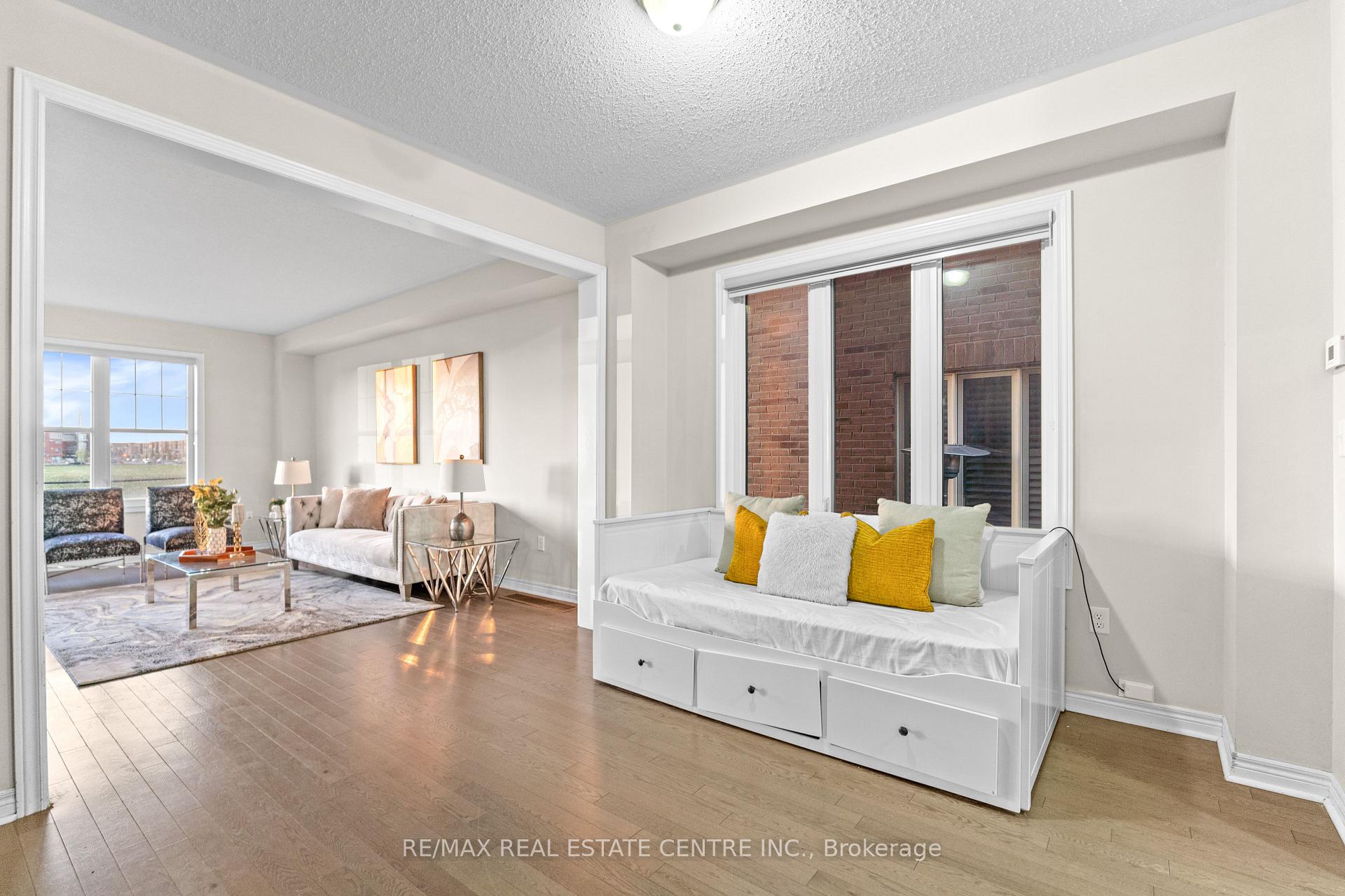 Photo 6 of 18 Hogan Manor Drive, Brampton, Northwest Brampton — HOMEH