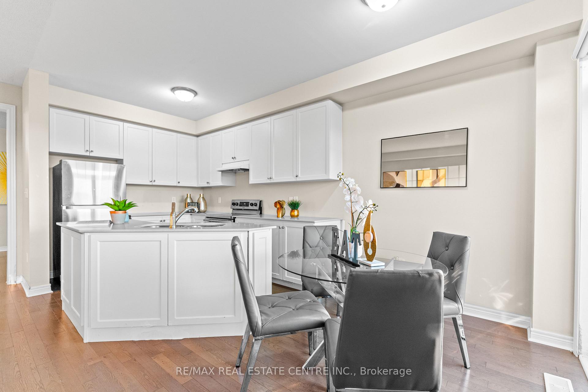 Photo 12 of 18 Hogan Manor Drive, Brampton, Northwest Brampton — HOMEH