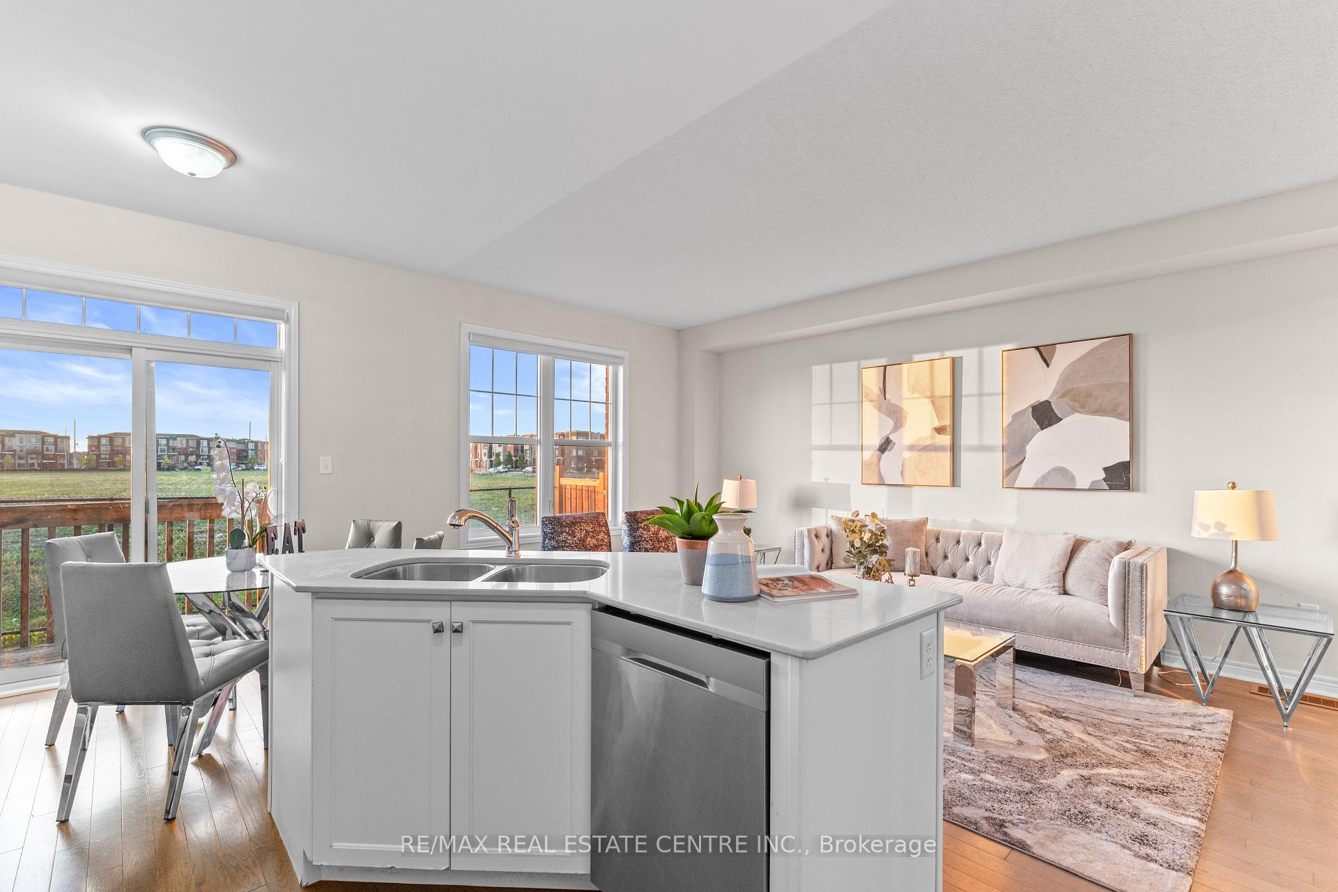 Photo 15 of 18 Hogan Manor Drive, Brampton, Northwest Brampton — HOMEH