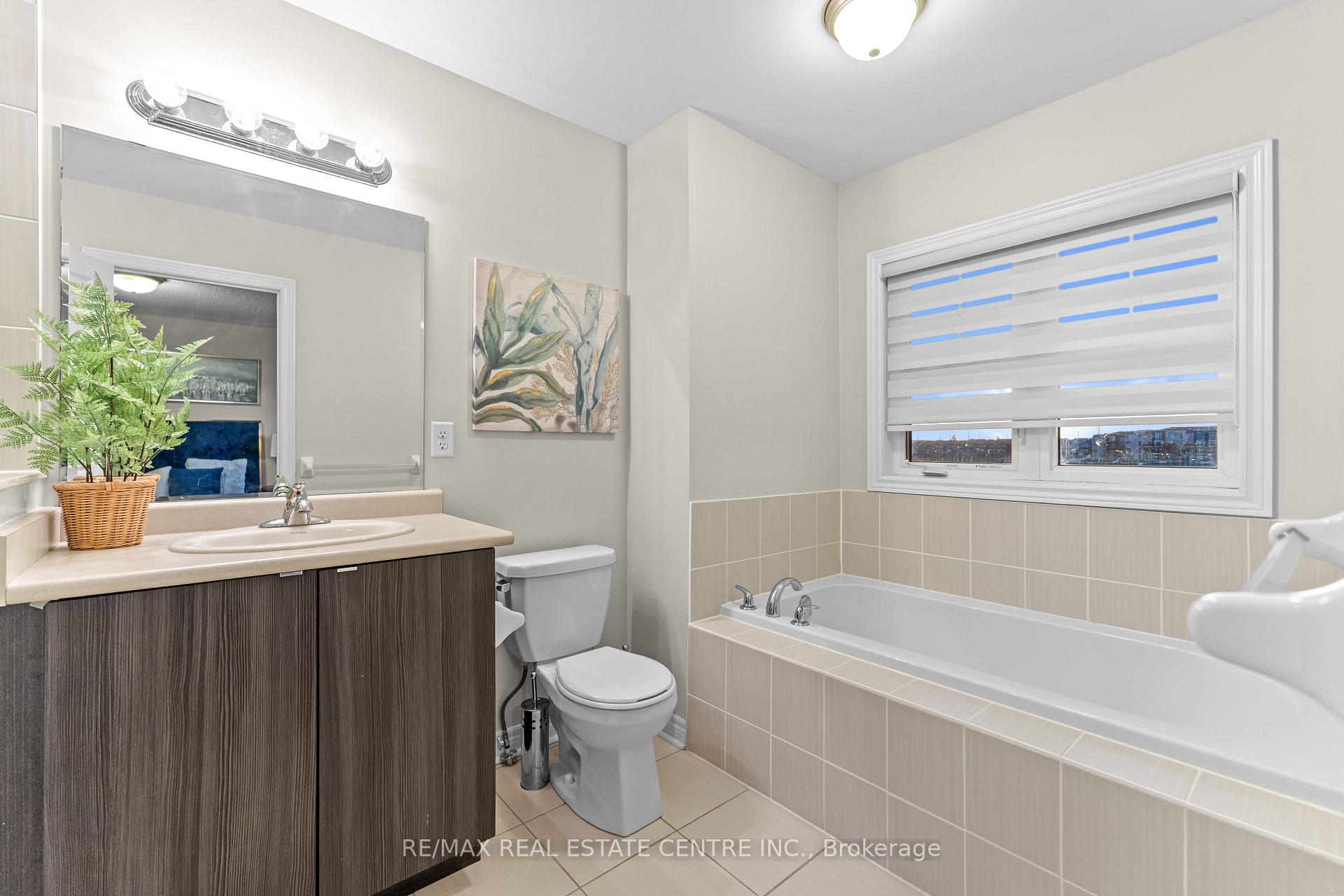 Photo 19 of 18 Hogan Manor Drive, Brampton, Northwest Brampton — HOMEH