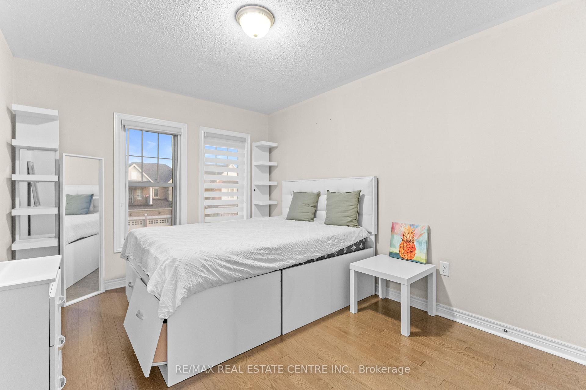 Photo 21 of 18 Hogan Manor Drive, Brampton, Northwest Brampton — HOMEH