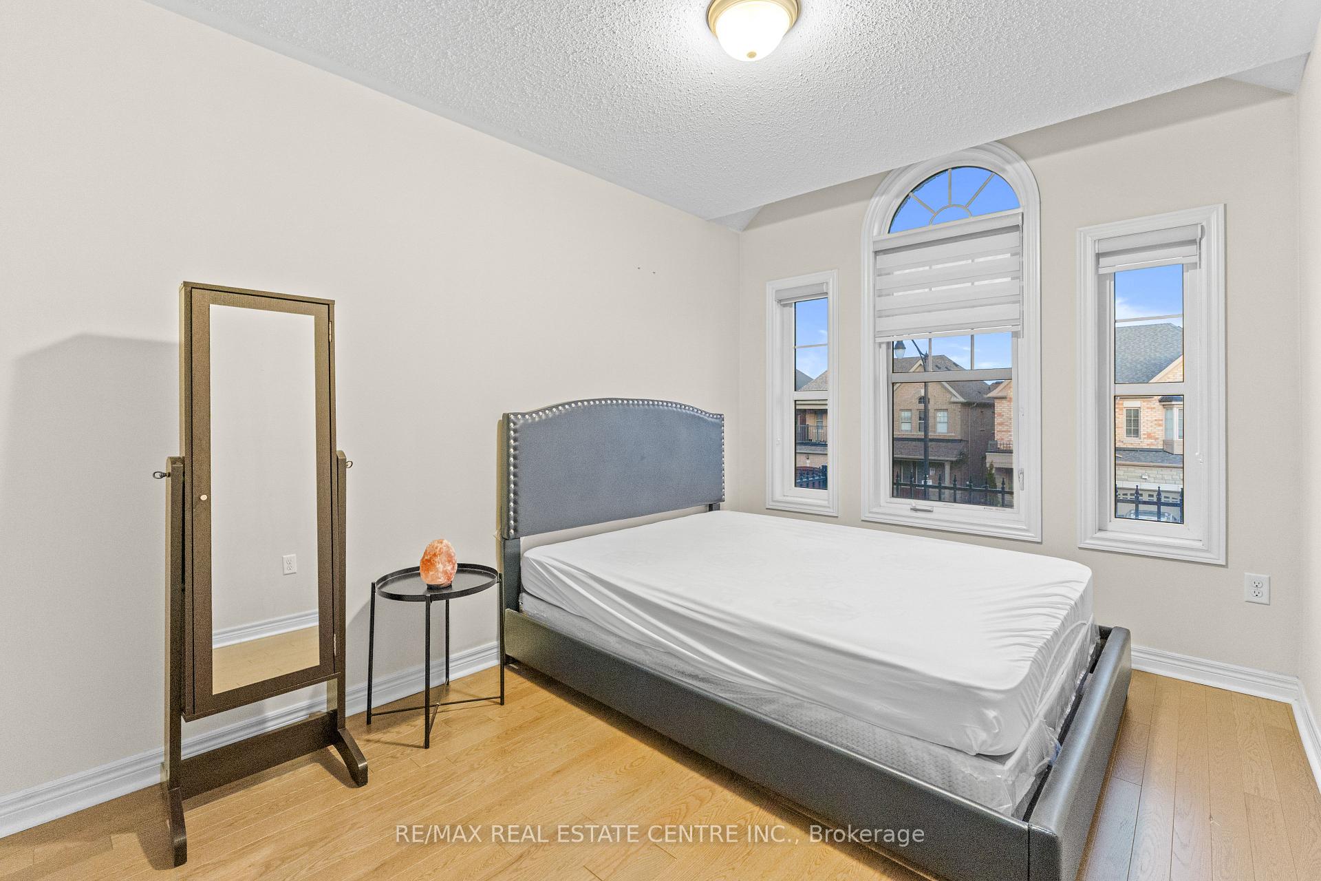Photo 22 of 18 Hogan Manor Drive, Brampton, Northwest Brampton — HOMEH