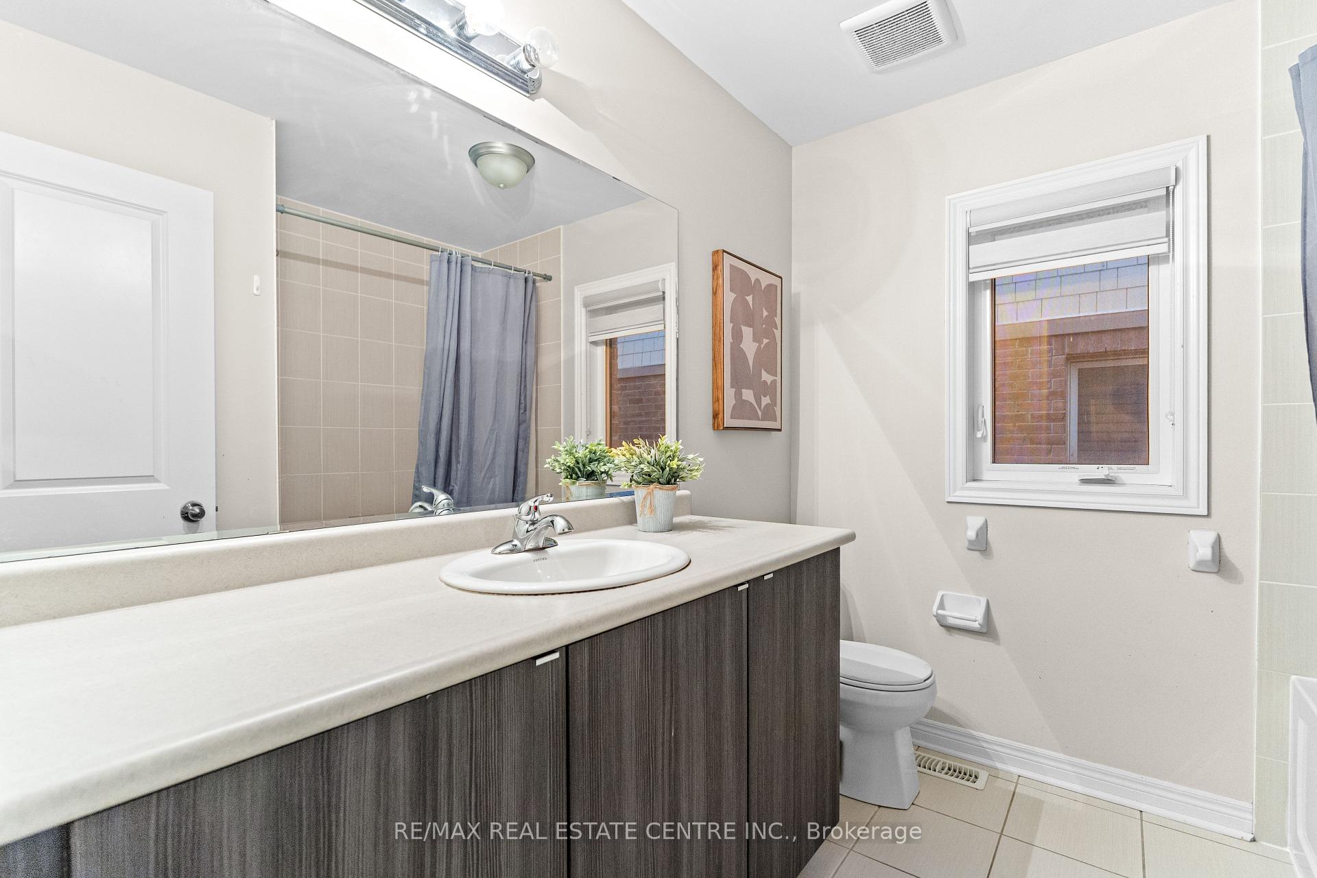 Photo 23 of 18 Hogan Manor Drive, Brampton, Northwest Brampton — HOMEH