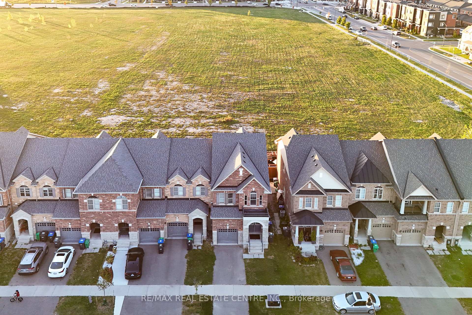 Photo 30 of 18 Hogan Manor Drive, Brampton, Northwest Brampton — HOMEH