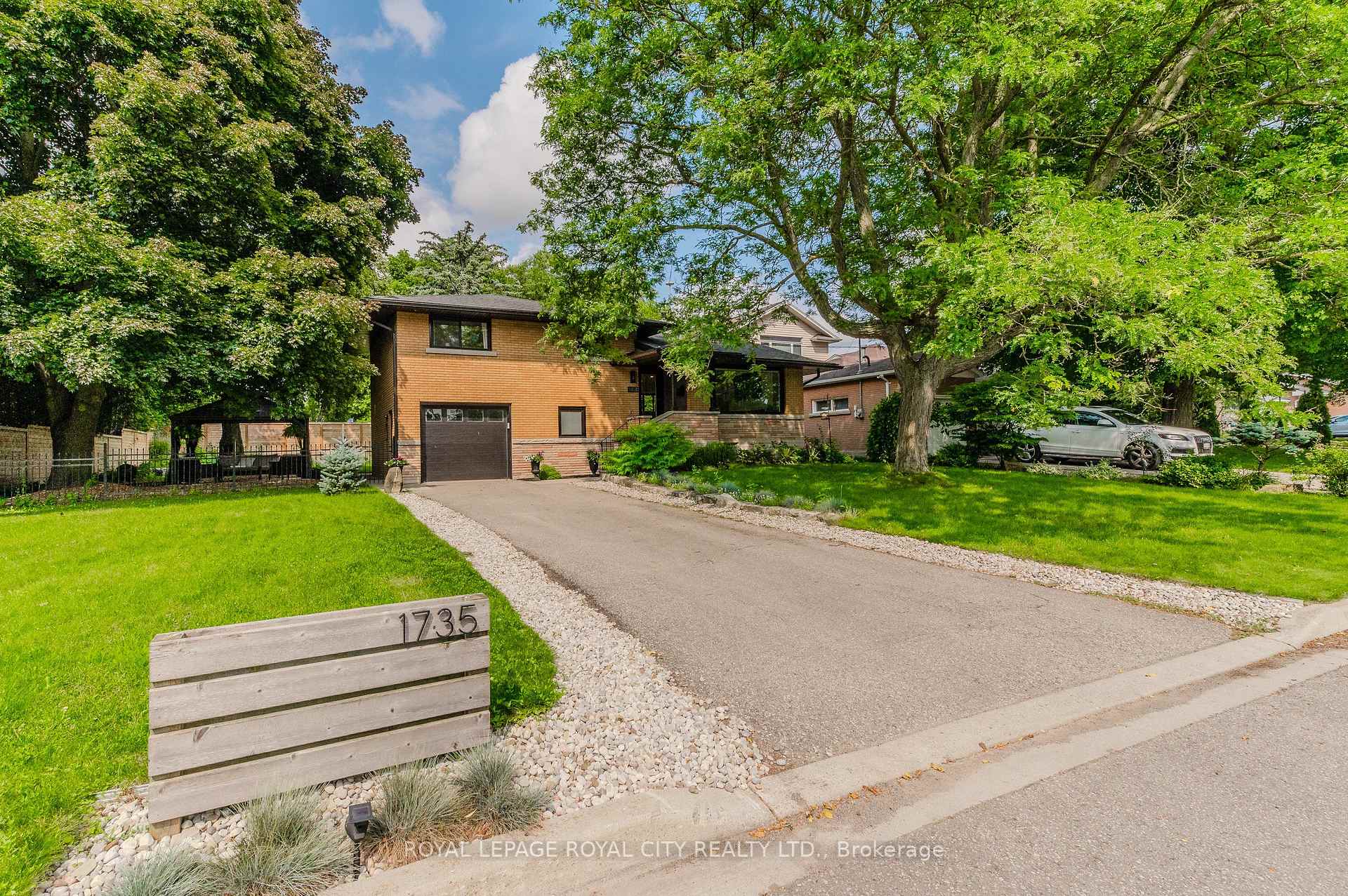 Front of 1735 Queenston Road