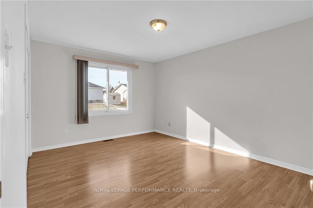Photo 9 of 236 Northwoods Crescent, Cornwall — HOMEH