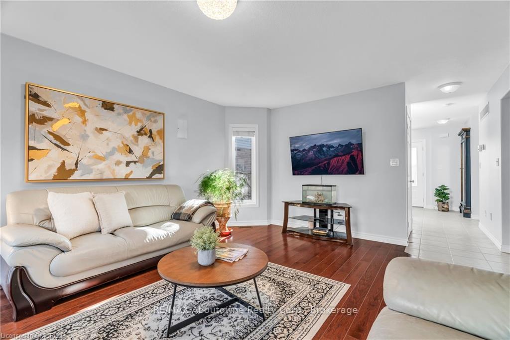 Photo 10 of 12 Zecca Drive, Guelph, Pineridge/Westminster Woods — HOMEH