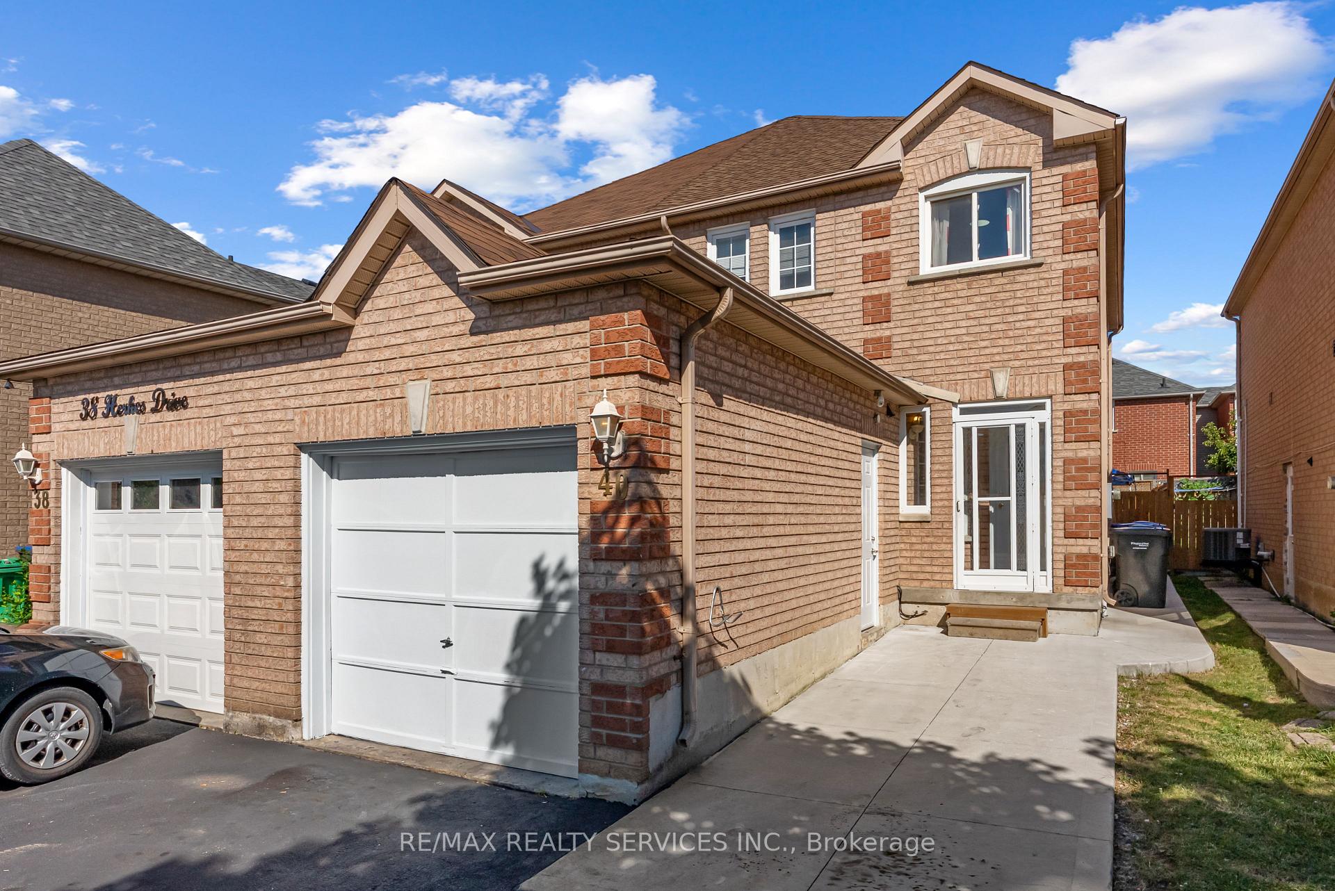 Photo 2 of 40 Herkes Drive, Brampton, Fletcher's West — HOMEH