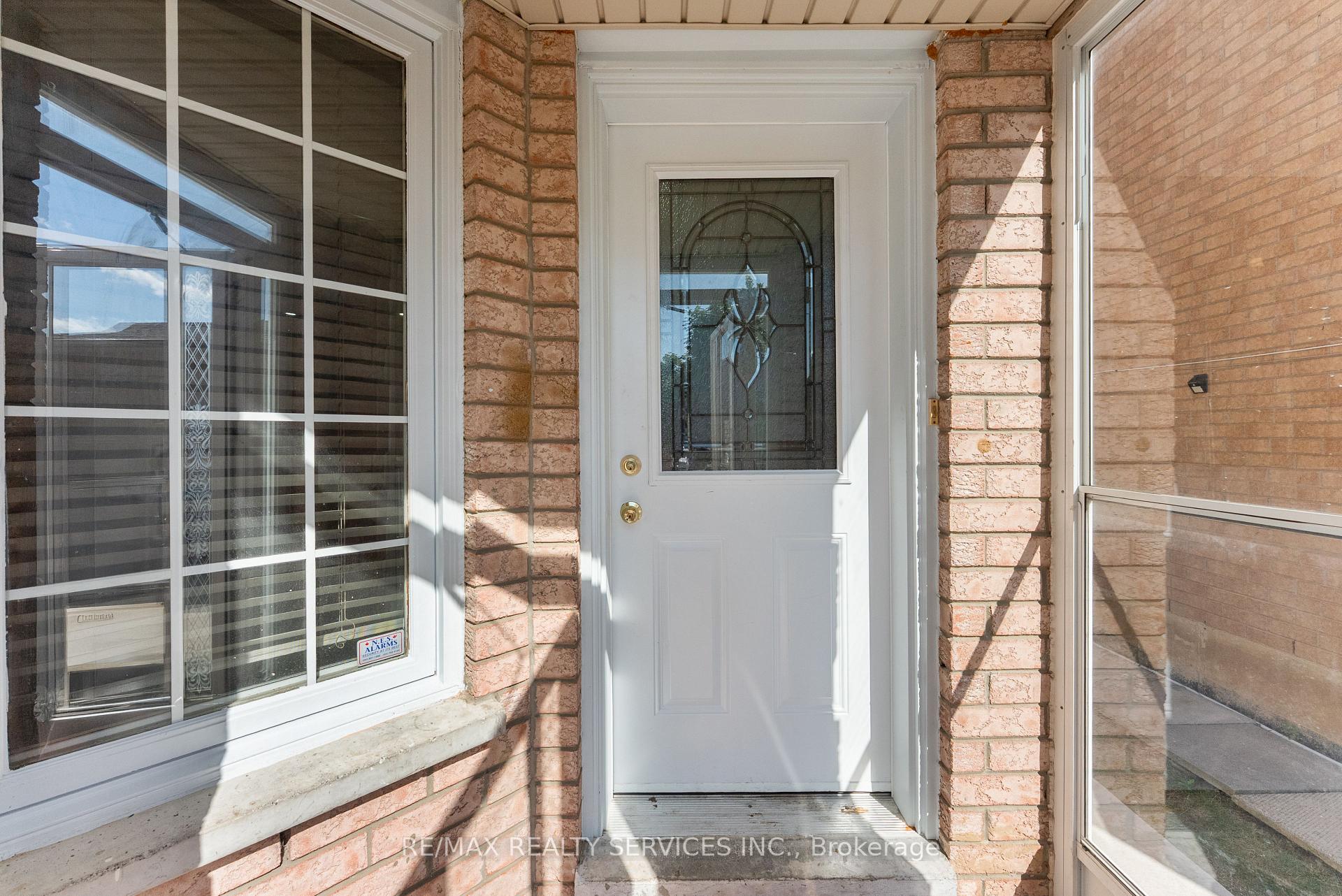 Photo 3 of 40 Herkes Drive, Brampton, Fletcher's West — HOMEH