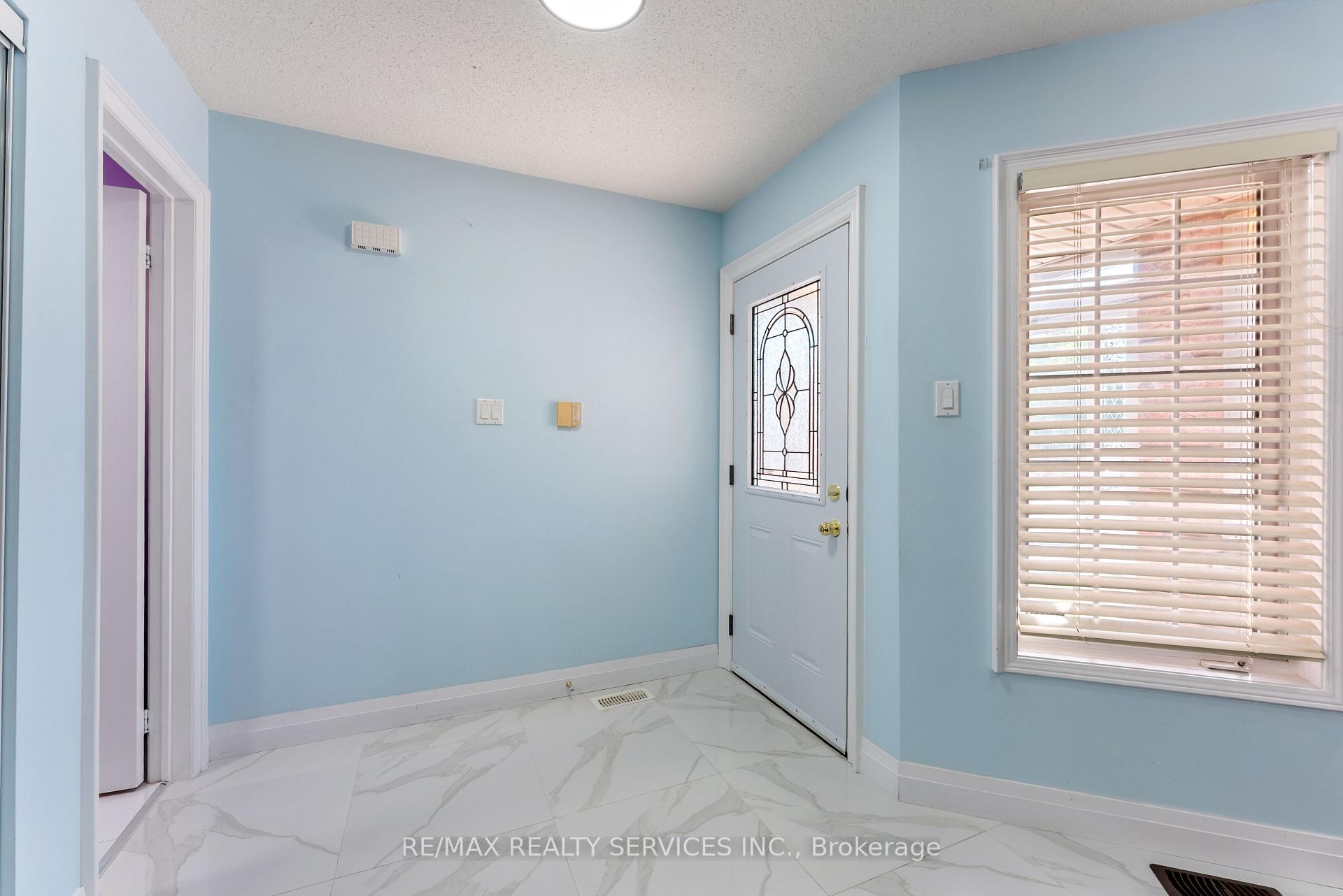 Photo 5 of 40 Herkes Drive, Brampton, Fletcher's West — HOMEH
