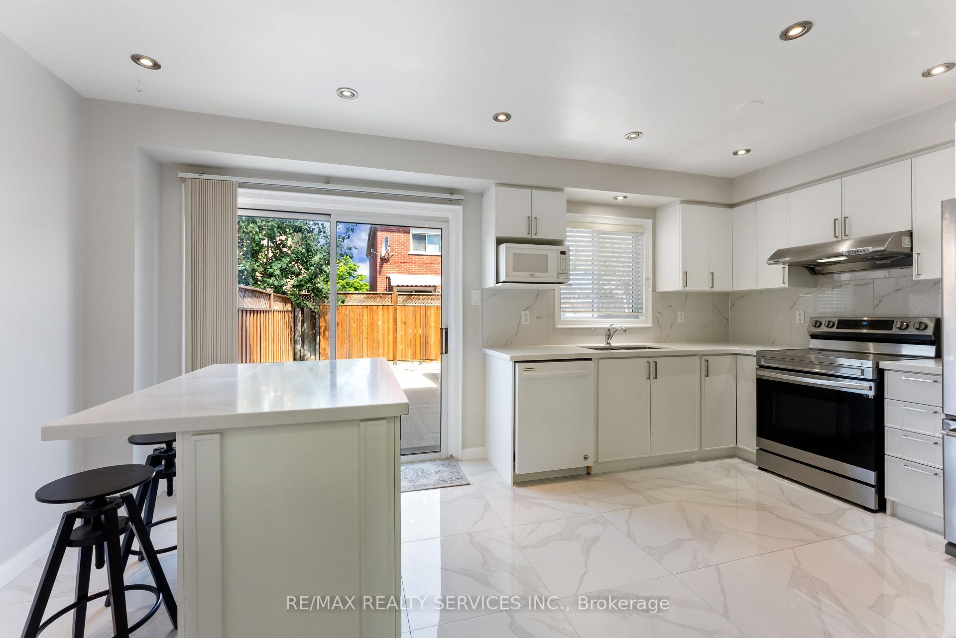 Photo 12 of 40 Herkes Drive, Brampton, Fletcher's West — HOMEH