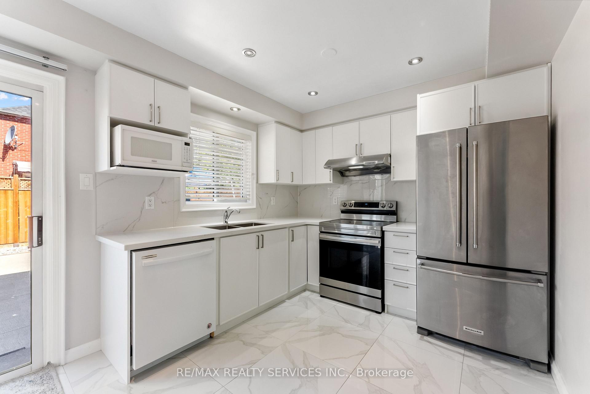 Photo 14 of 40 Herkes Drive, Brampton, Fletcher's West — HOMEH