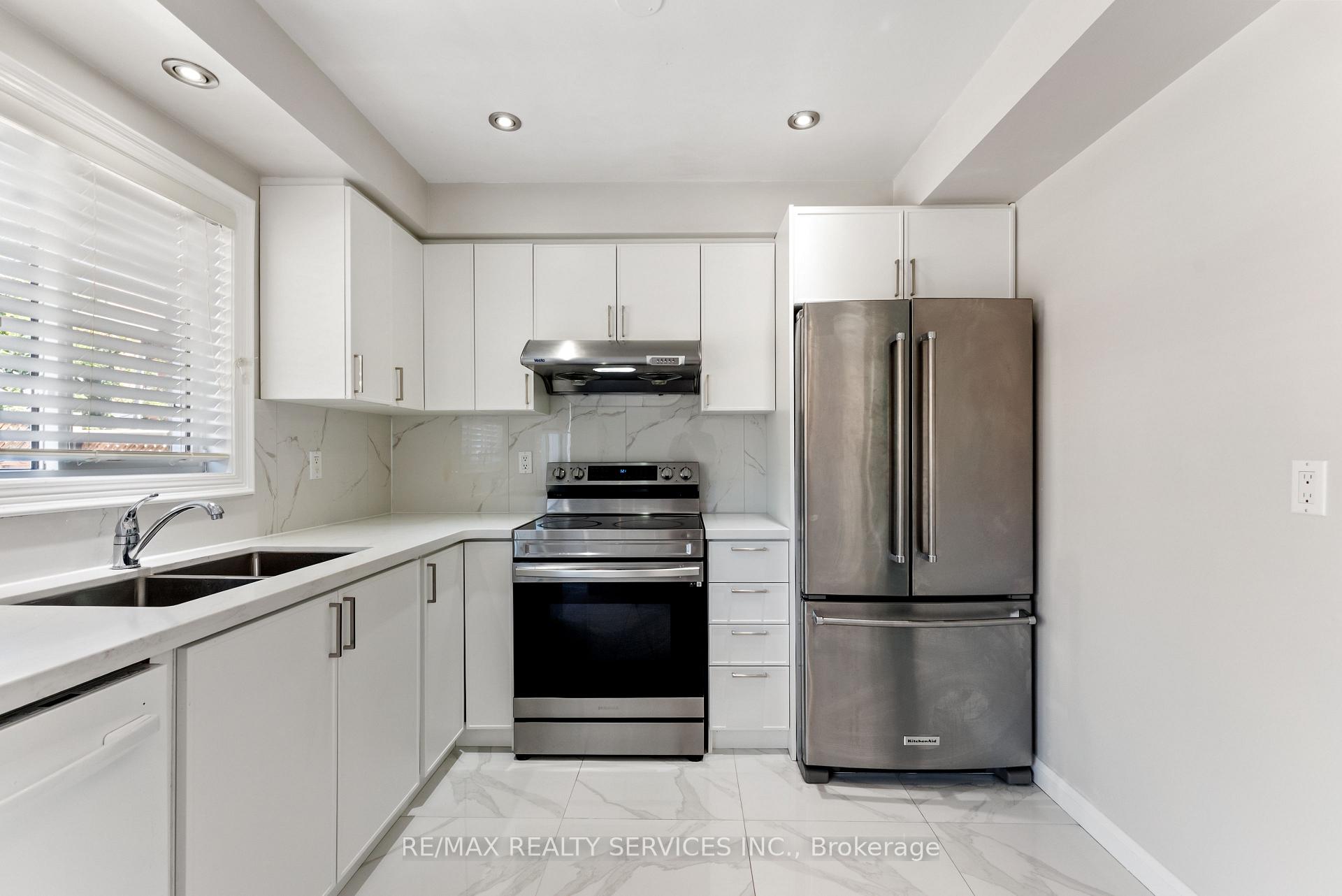 Photo 15 of 40 Herkes Drive, Brampton, Fletcher's West — HOMEH