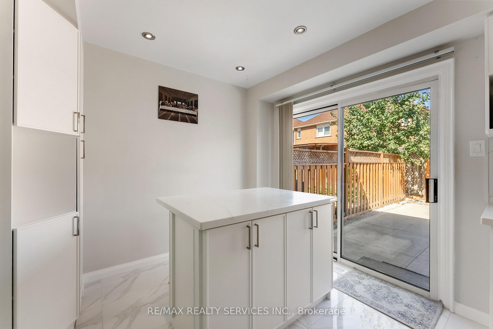 Photo 16 of 40 Herkes Drive, Brampton, Fletcher's West — HOMEH