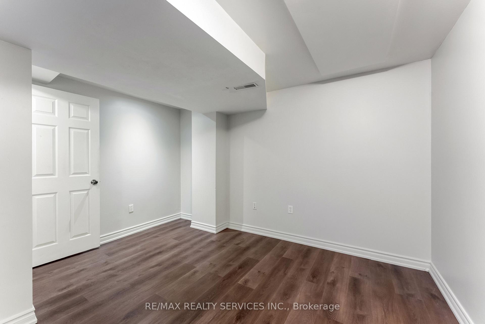 Photo 29 of 40 Herkes Drive, Brampton, Fletcher's West — HOMEH