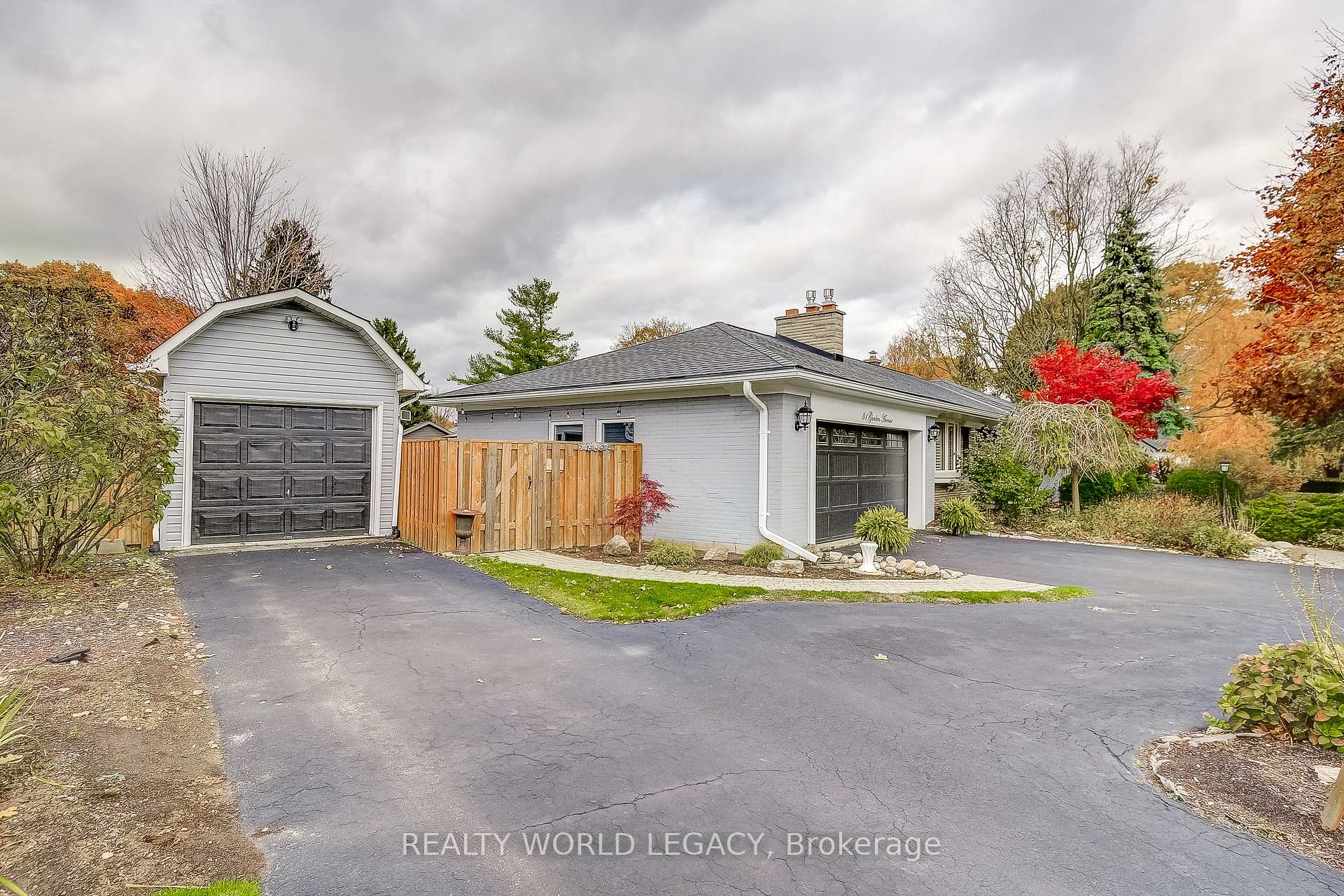 Photo 3 of 81 Garden Avenue, Hamilton, Ancaster — HOMEH