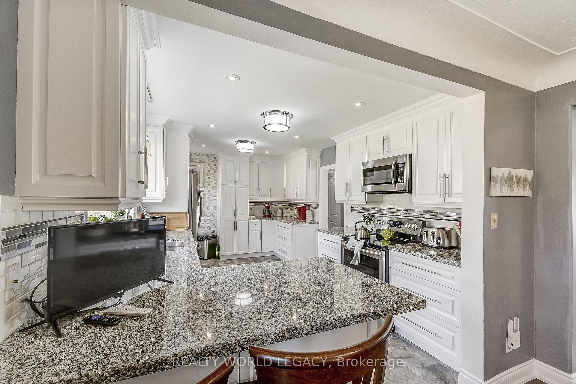 Photo 12 of 81 Garden Avenue, Hamilton, Ancaster — HOMEH