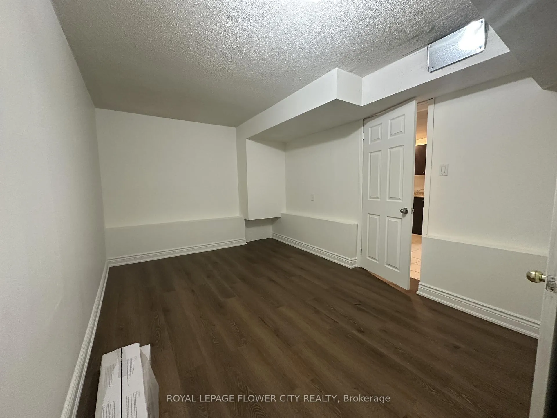 Photo 3 of 24 Peterson Court, Brampton, Heart Lake East — HOMEH