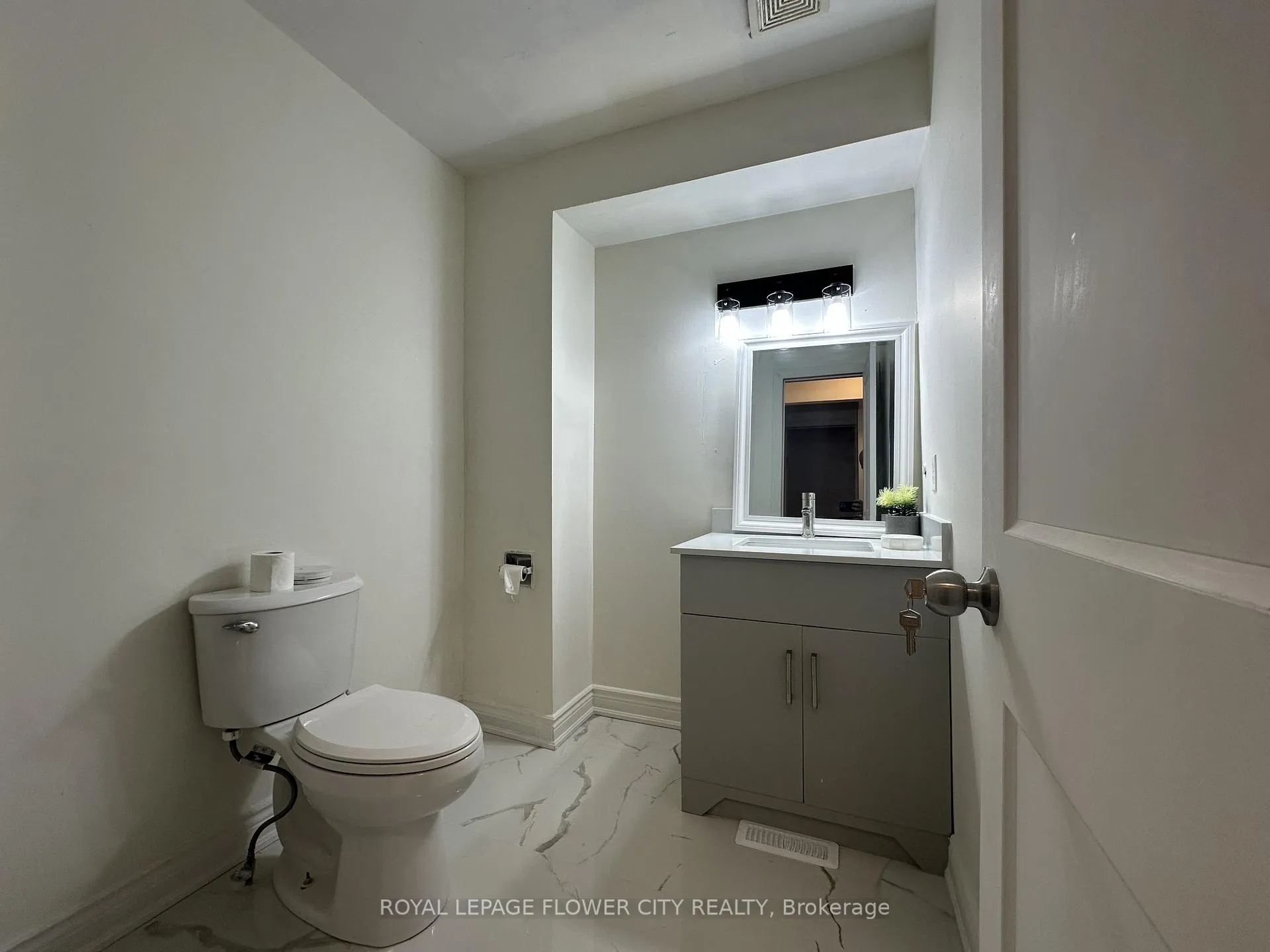 Photo 5 of 24 Peterson Court, Brampton, Heart Lake East — HOMEH